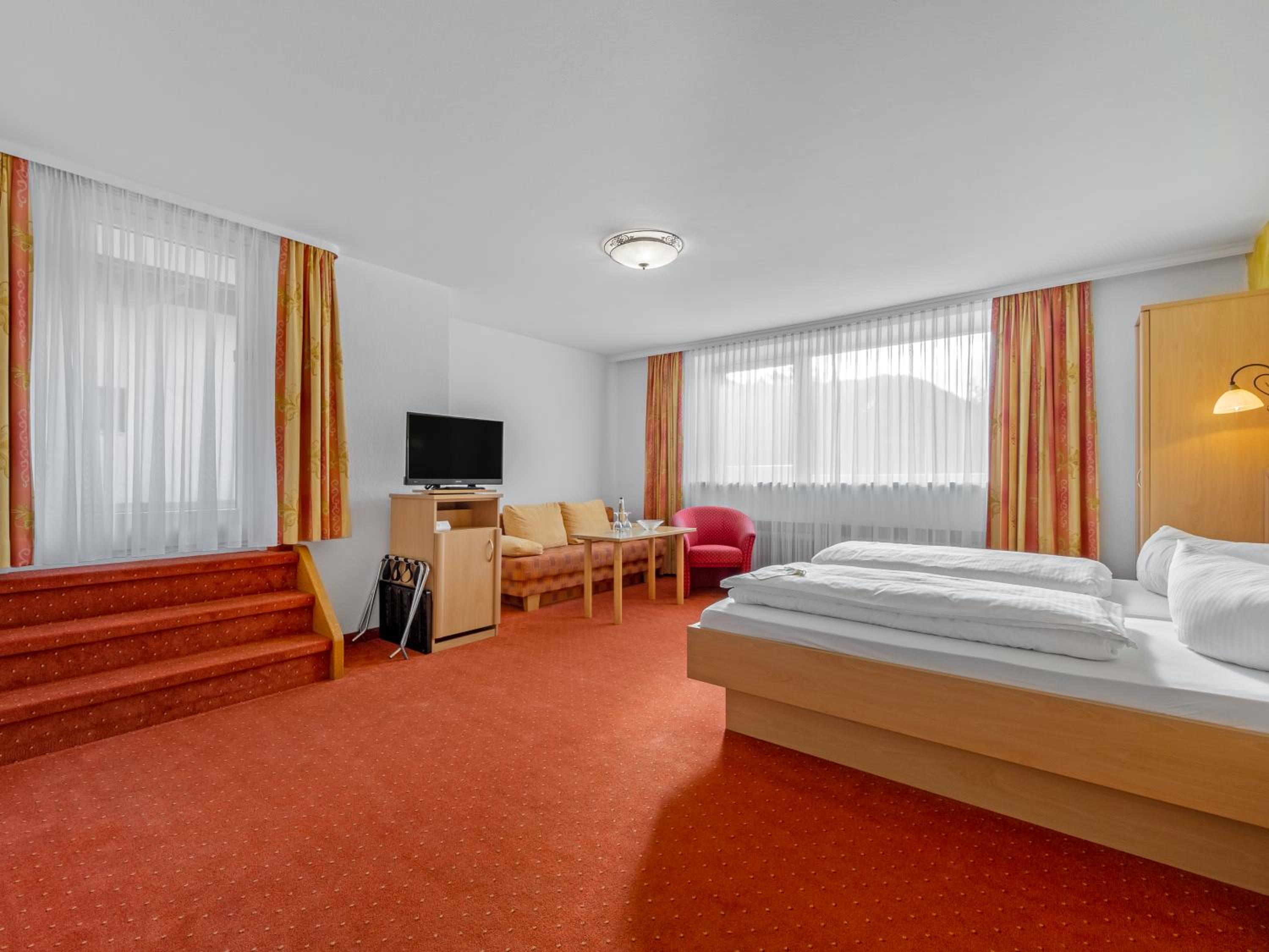 Quadruple Room with Balcony - Photo 4