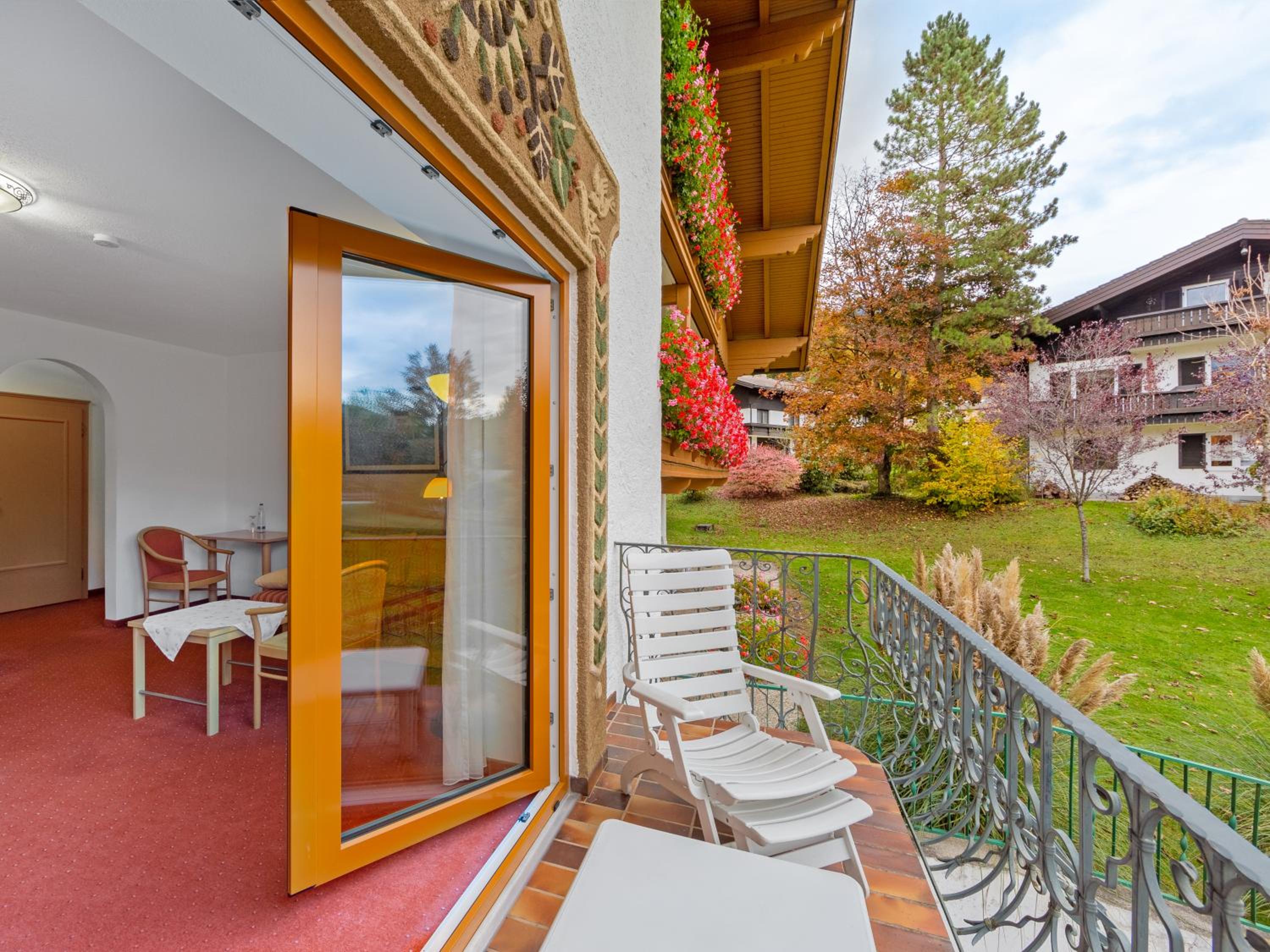 Quadruple Room with Balcony - Photo 11