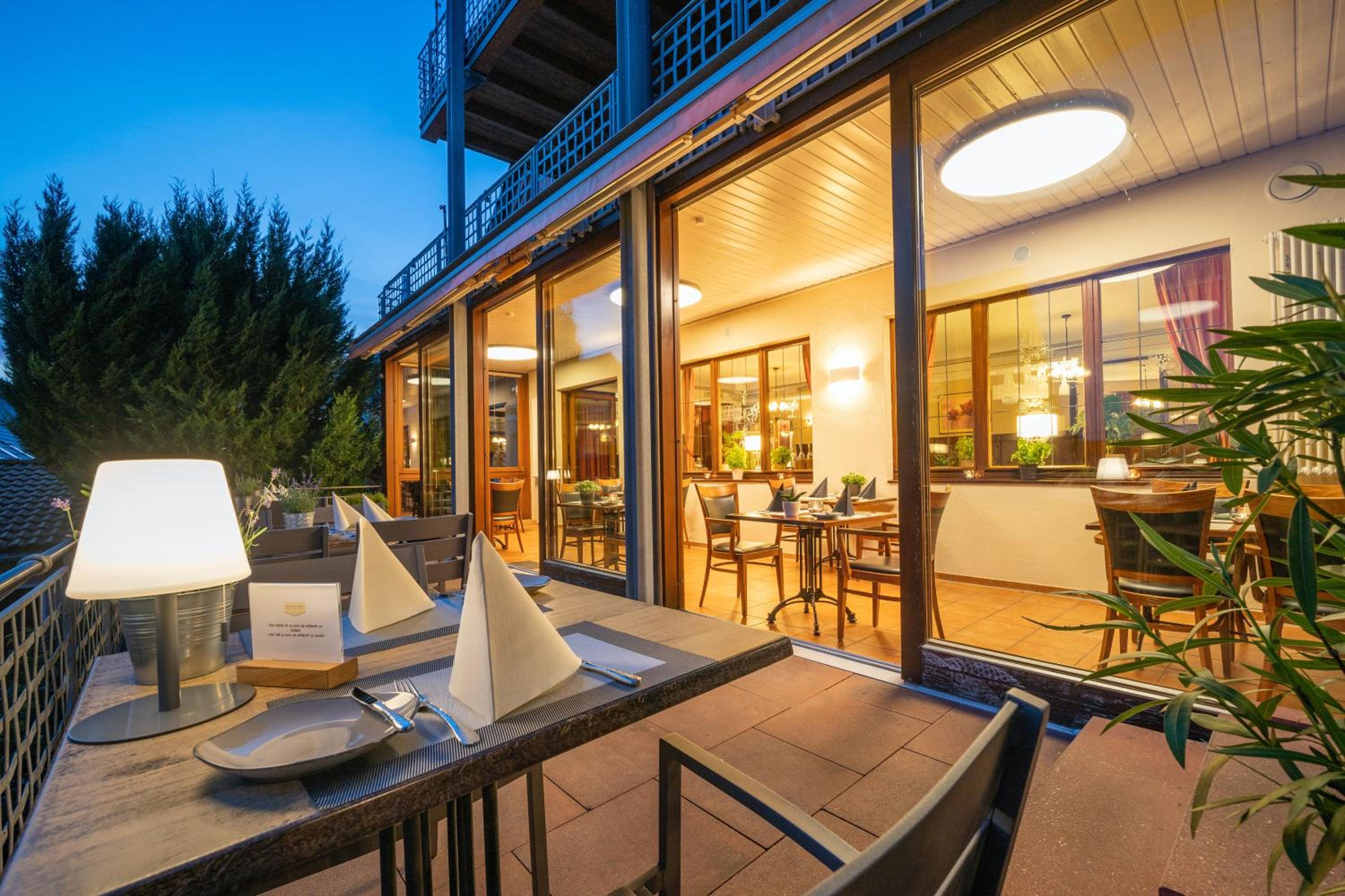 Double Room with Extra Bed, Balcony and Lake View  - Photo 12