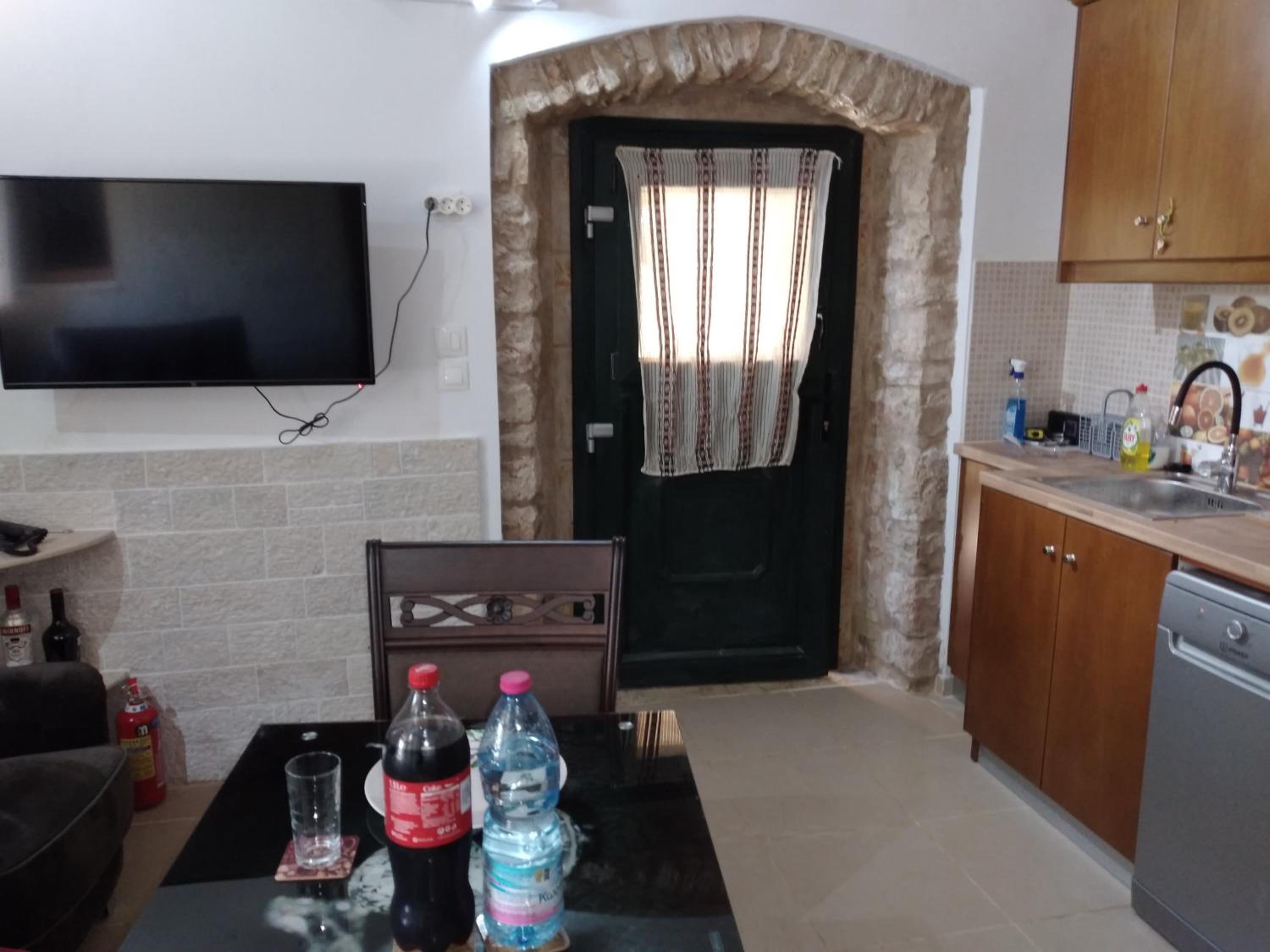 One-Bedroom House - Photo 6