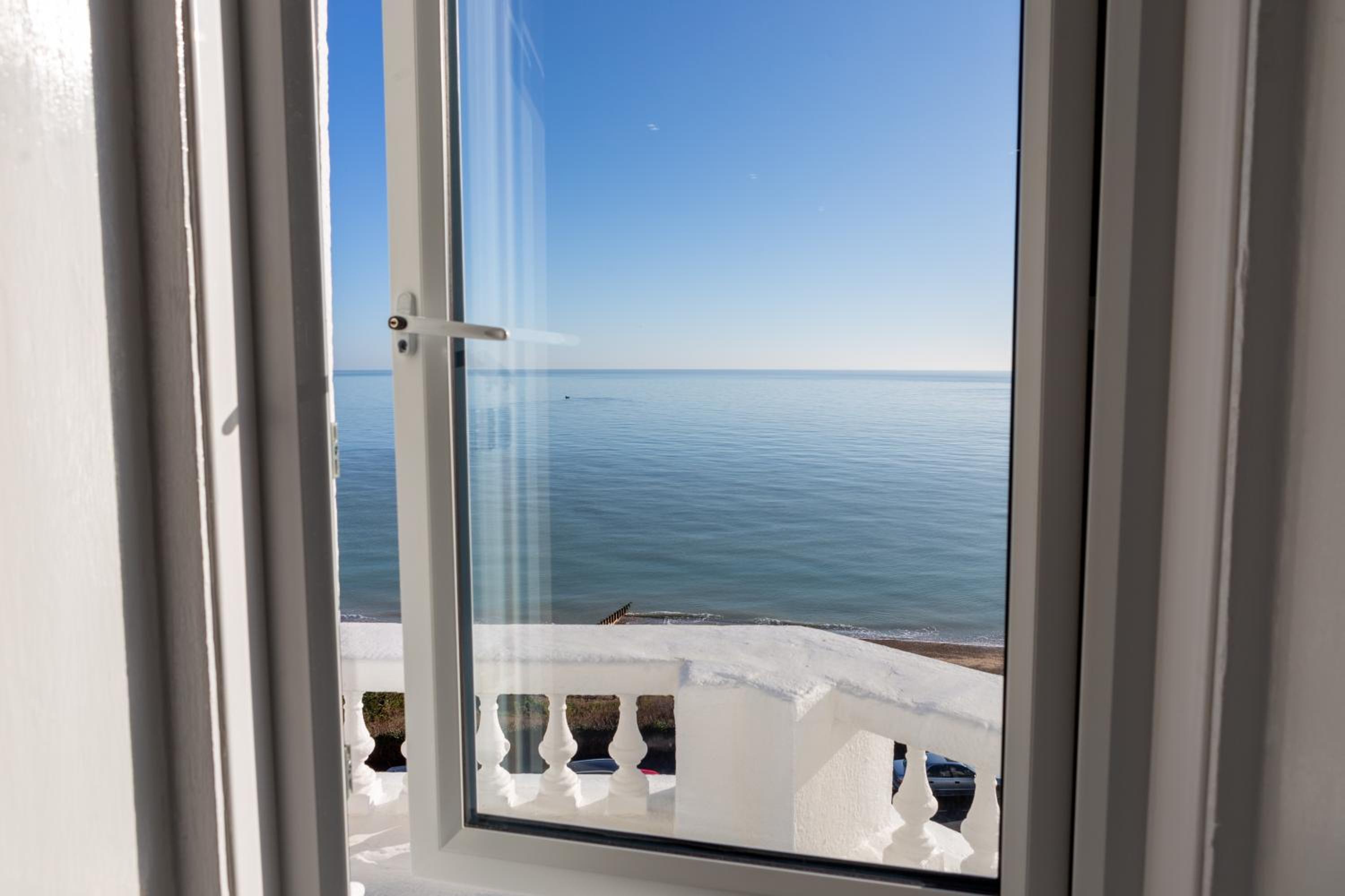 Superior Triple Room with Sea View - Photo 6