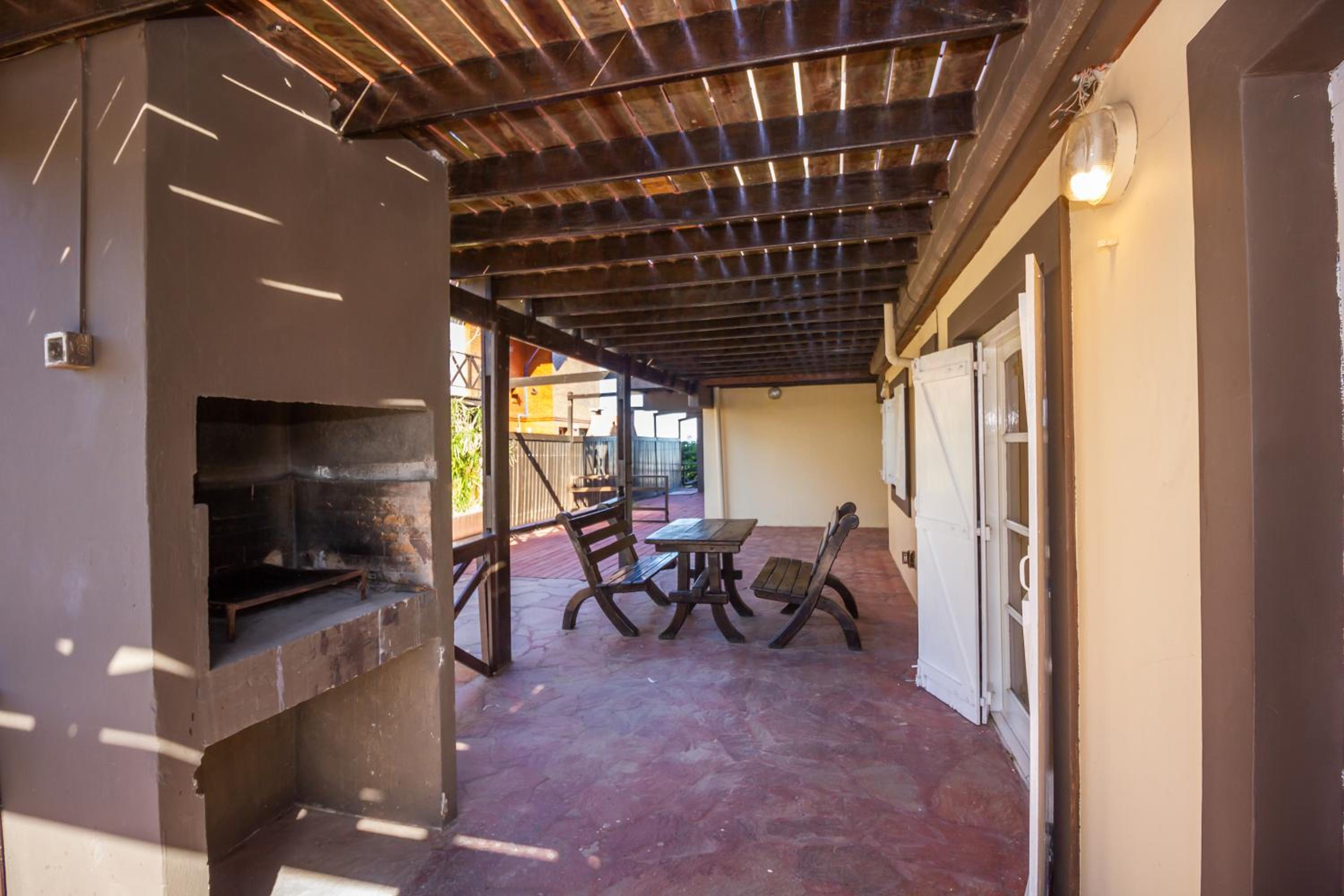 Apartment lateral view photo 3