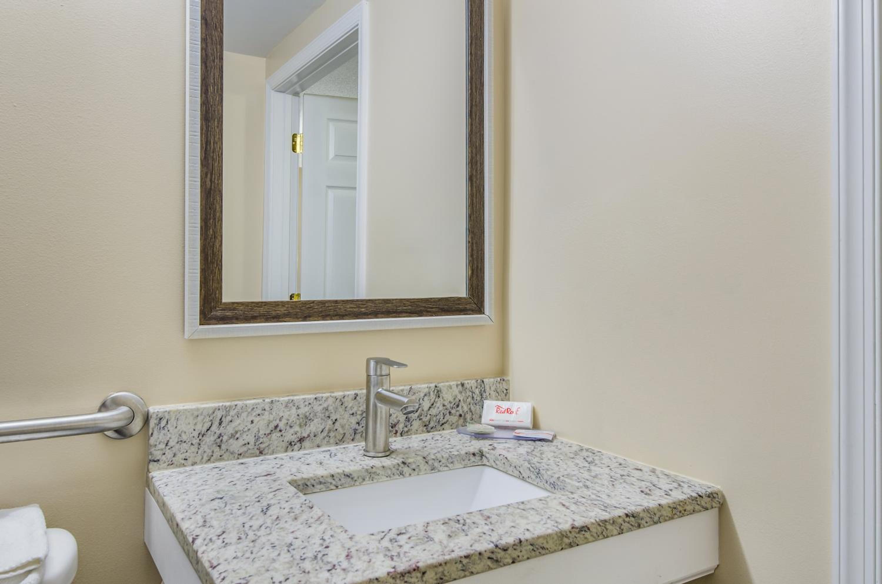 Superior King Room Disability Access Roll-In Shower Non-Smoking - Photo 2
