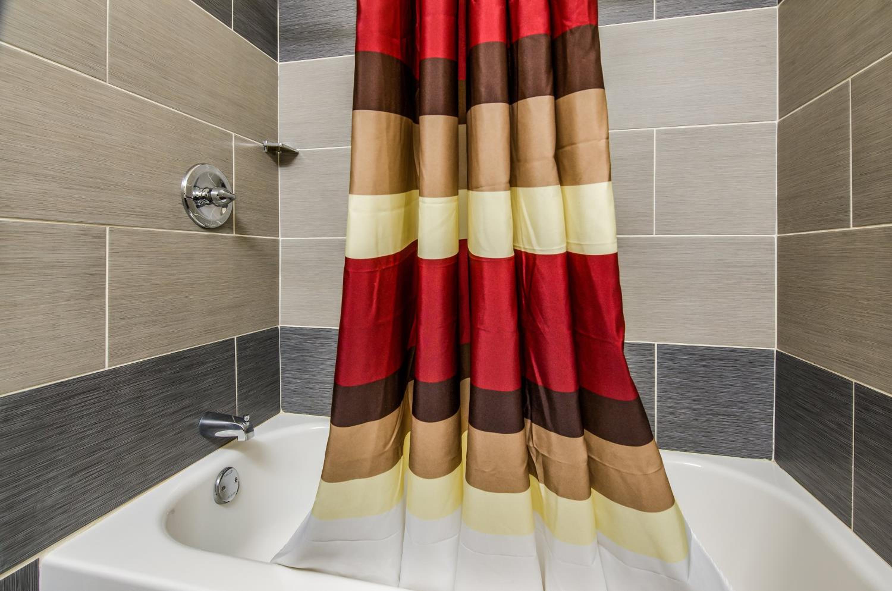 Superior Room with Two Queen Beds with Shower Only Non-Smoking - Photo 7