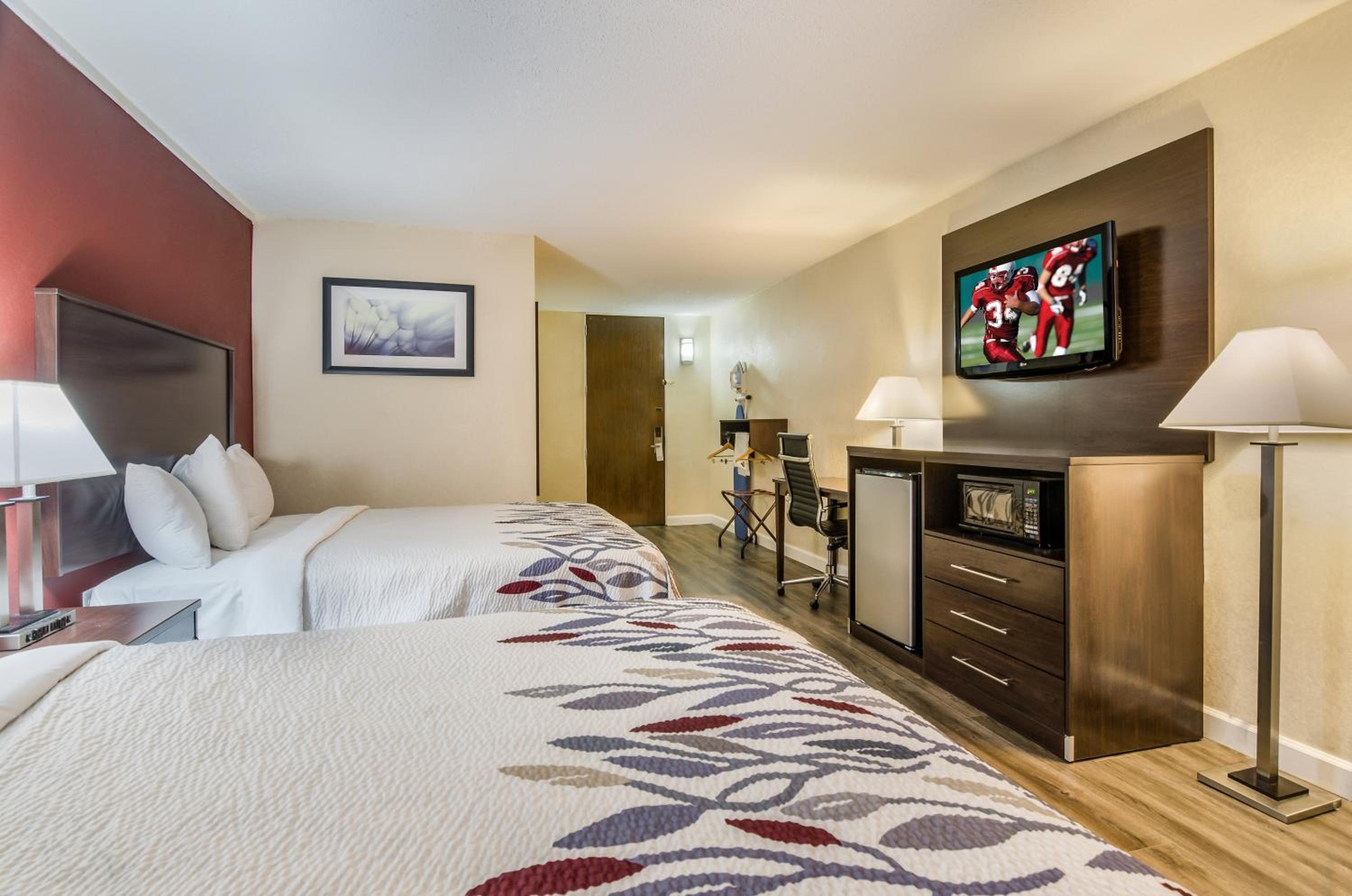 Superior Room with Two Queen Beds with Shower Only Non-Smoking - Photo 3