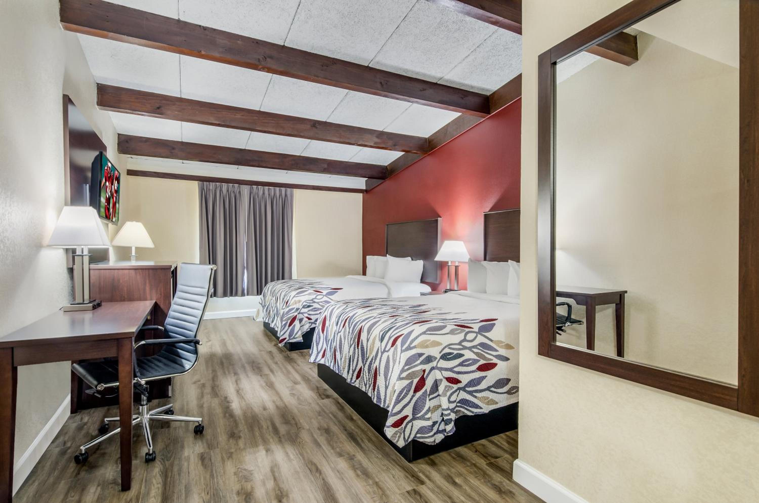 Superior Room with Two Queen Beds with Shower Only Non-Smoking - Photo 4