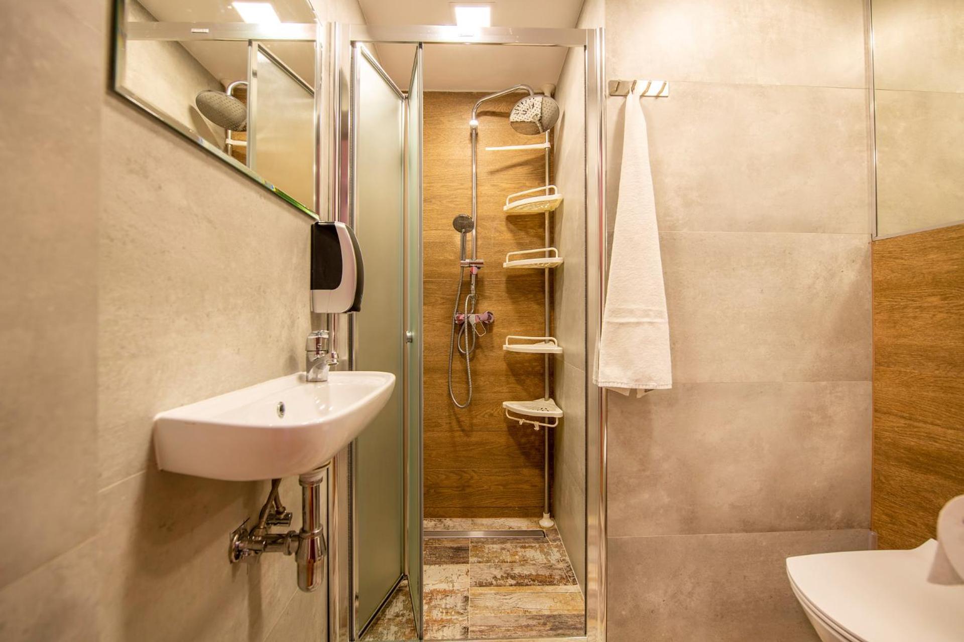 Twin Room with Bathroom - Photo 3