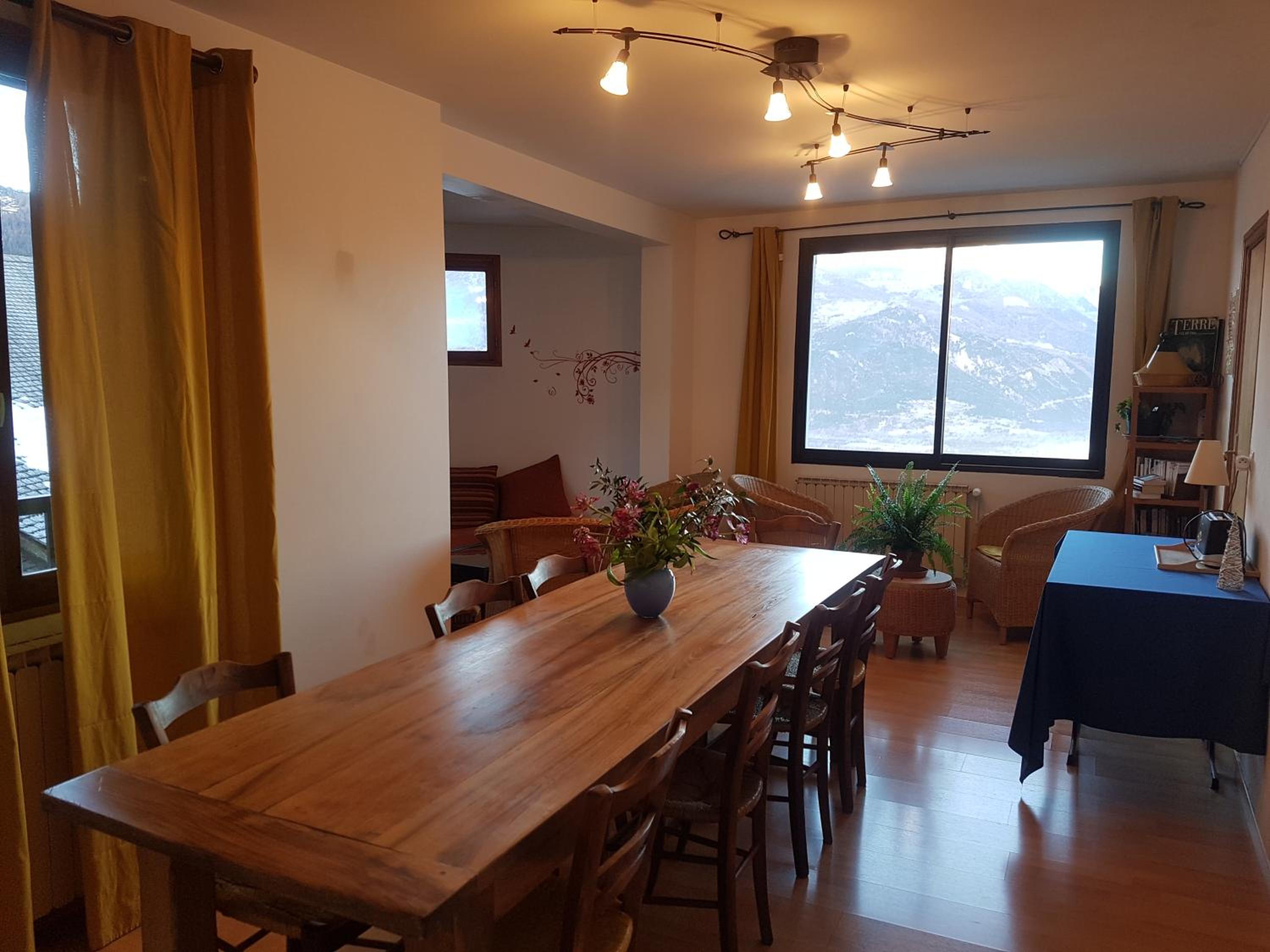 Six-Bedroom House photo 3