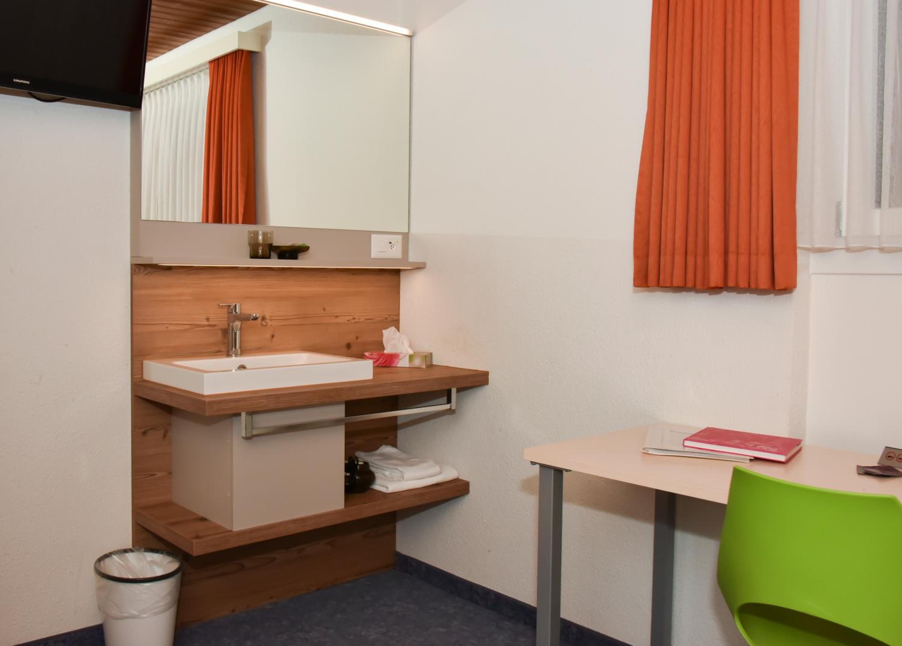 Single Room with Shared Bathroom photo 2