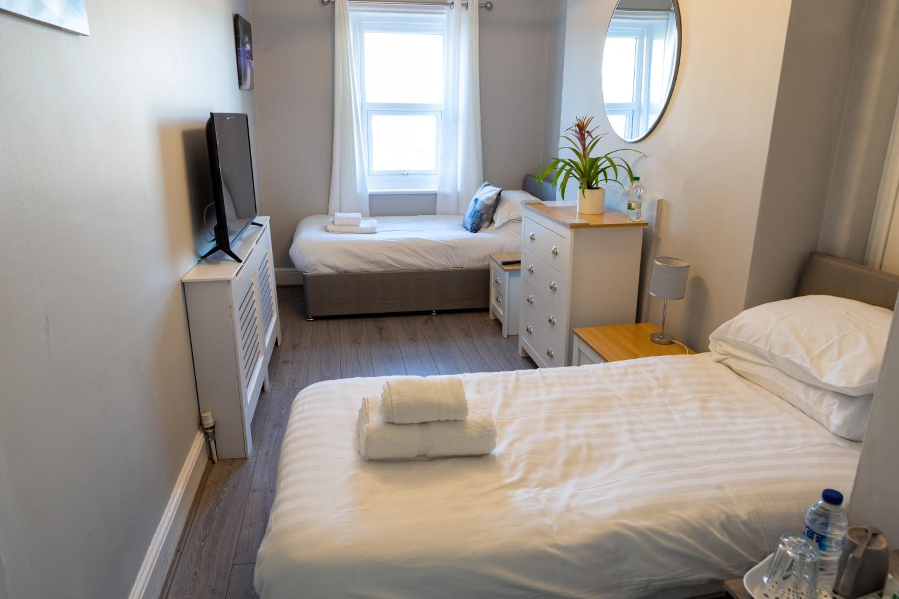 Twin Room with Shower - Photo 3