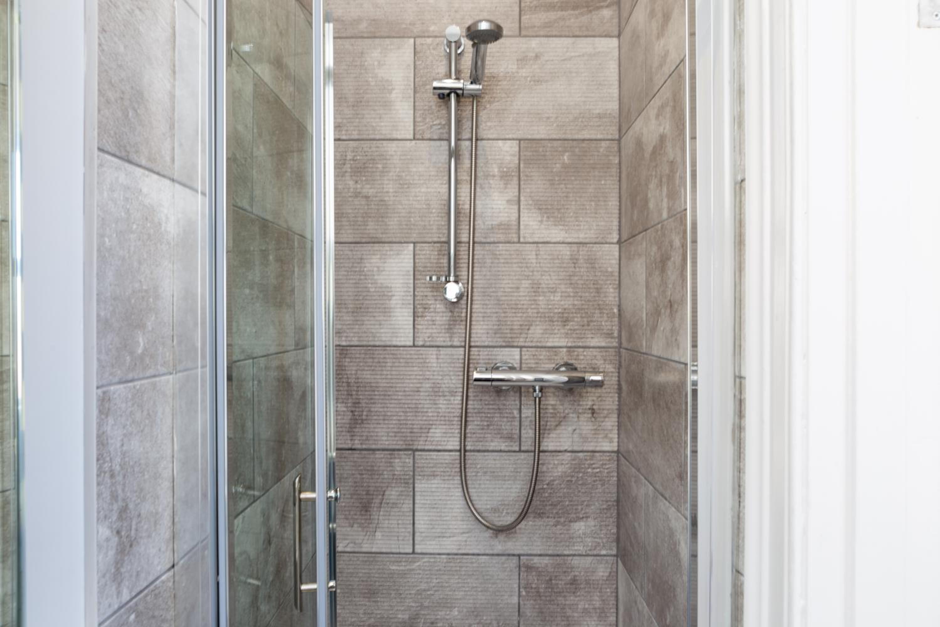 Twin Room with Shower - Photo 2