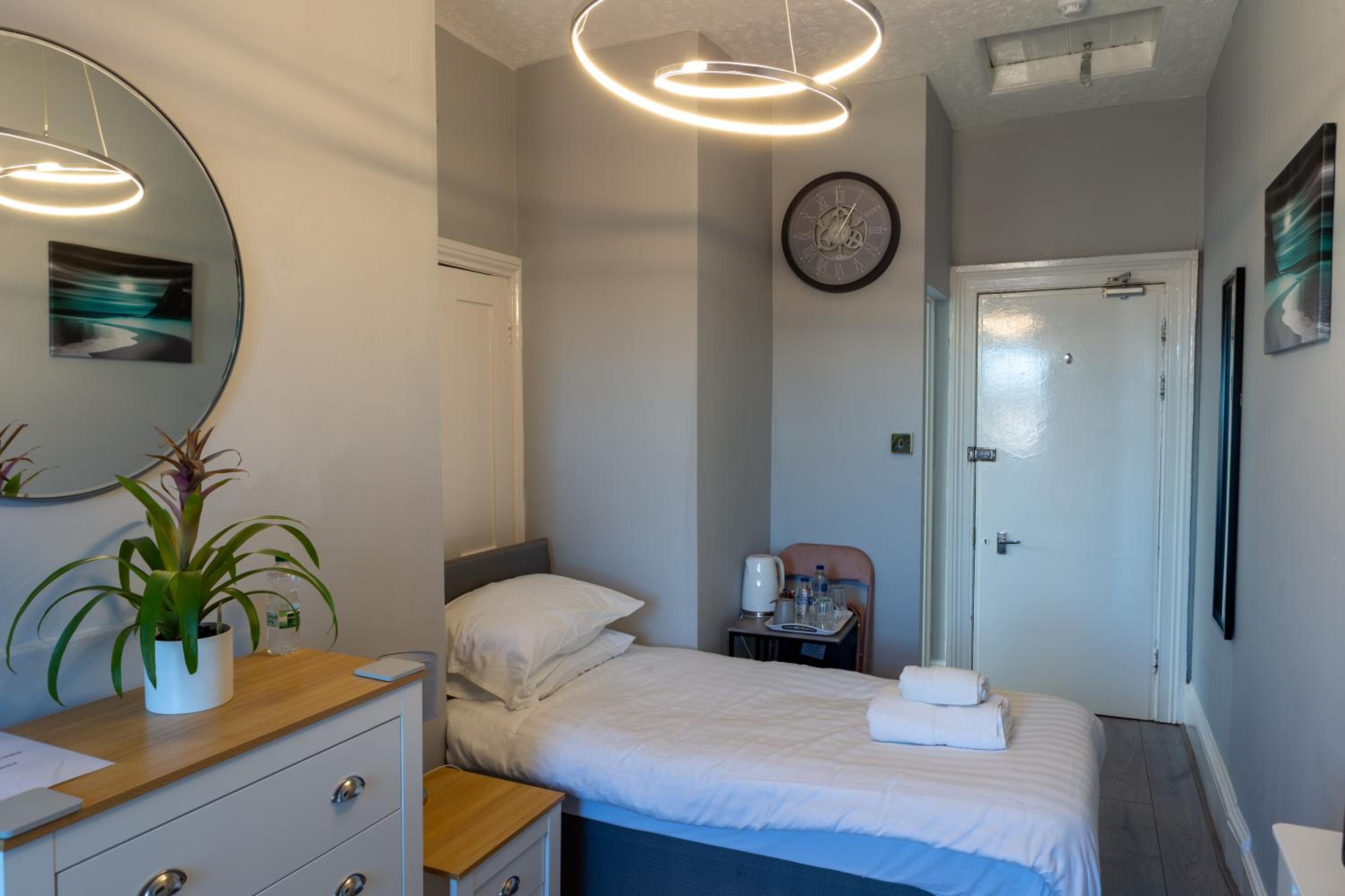 Twin Room with Shower - Photo 4