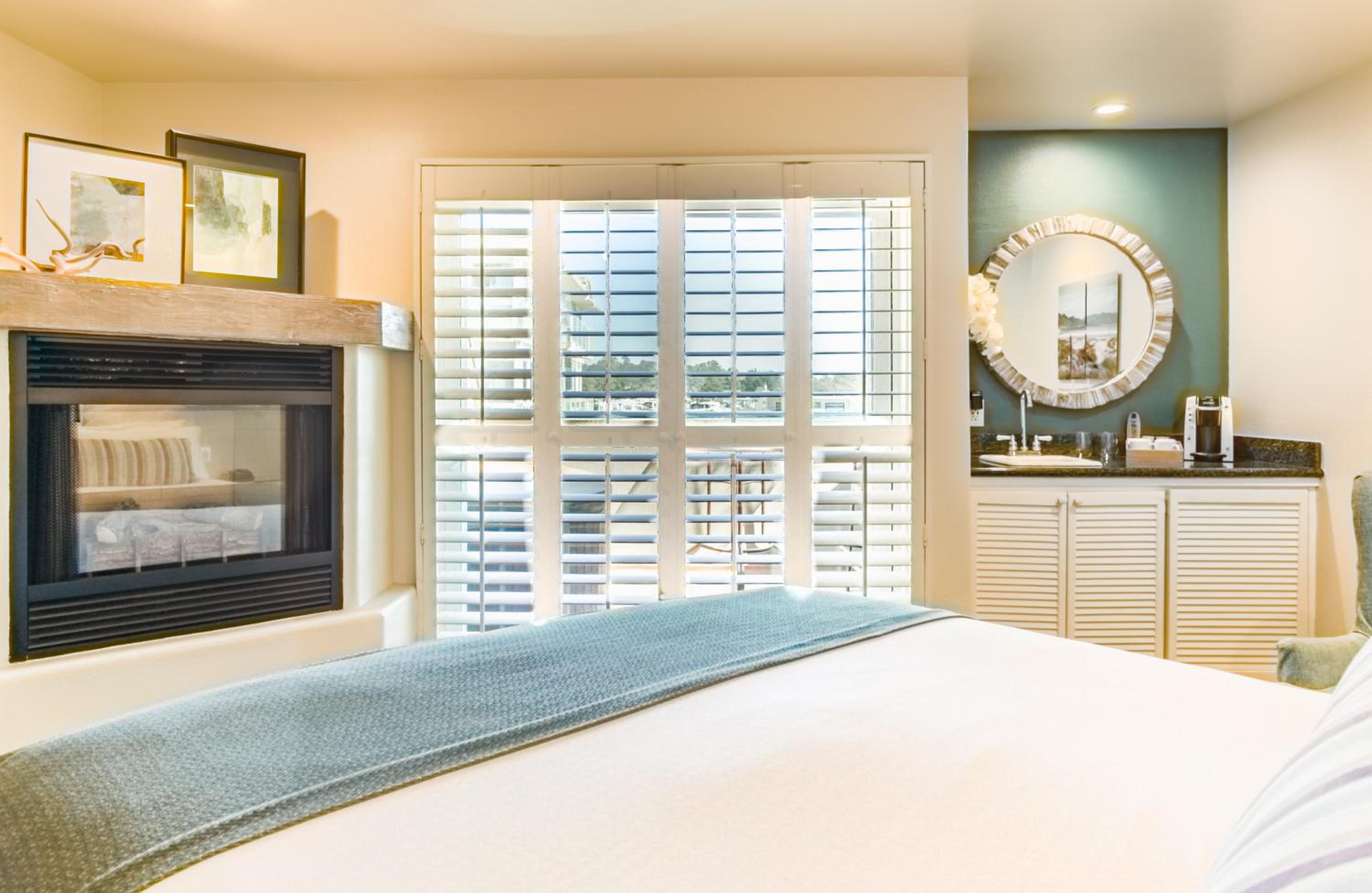 Deluxe King Room - City View - Photo 2