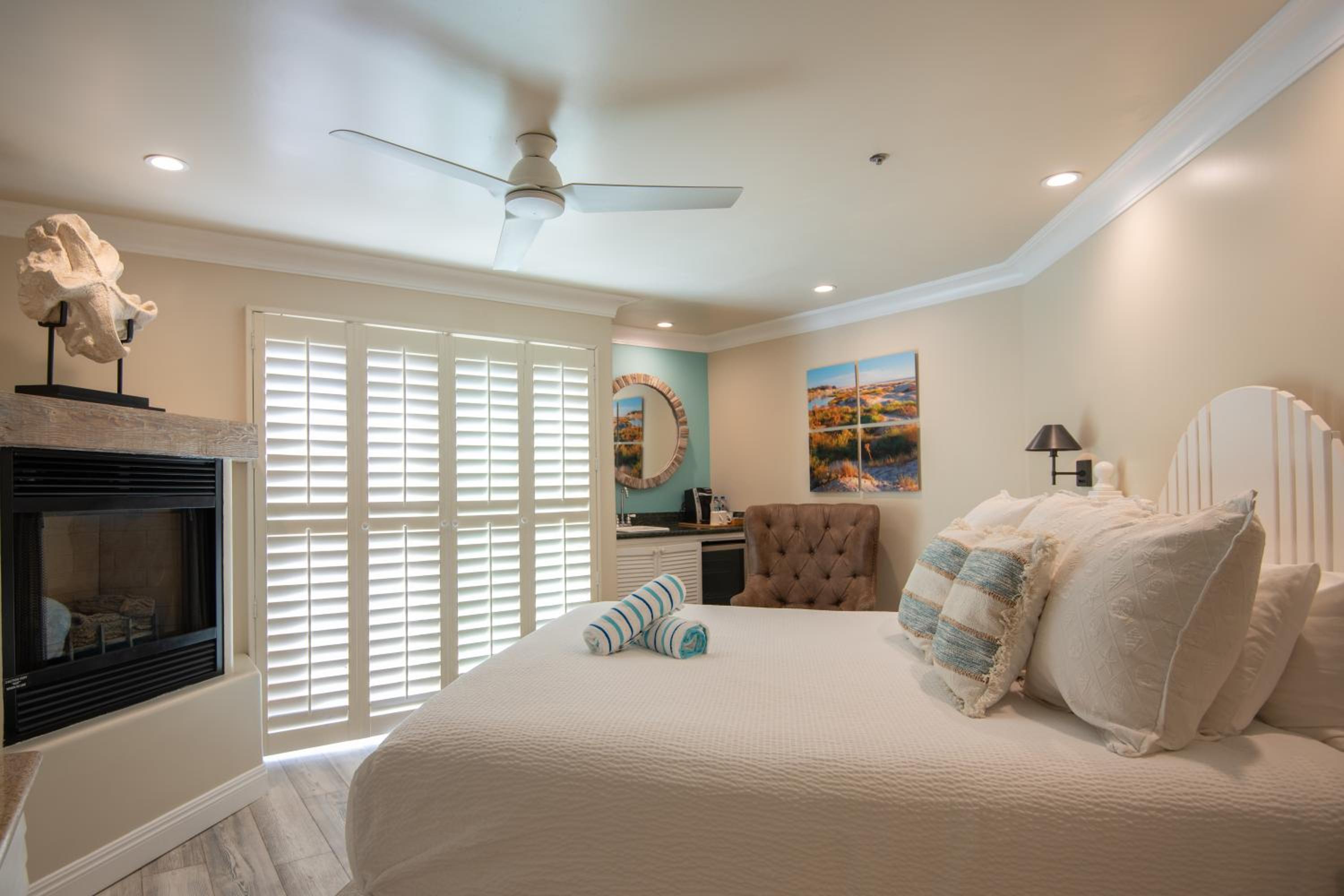 Deluxe King with Partial Ocean View - Photo 6