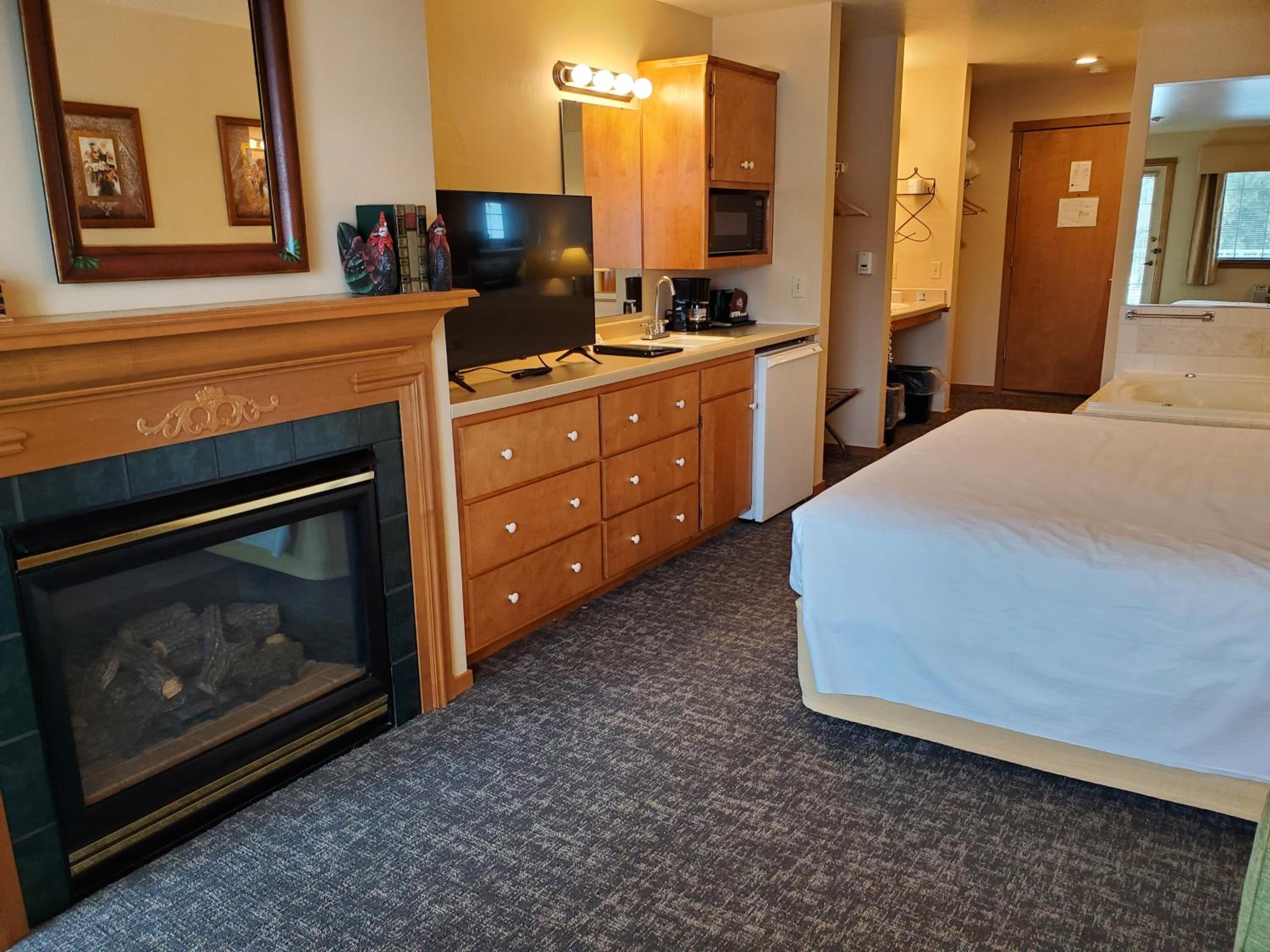 King Suite with Spa Bath and Sofa Bed photo 3