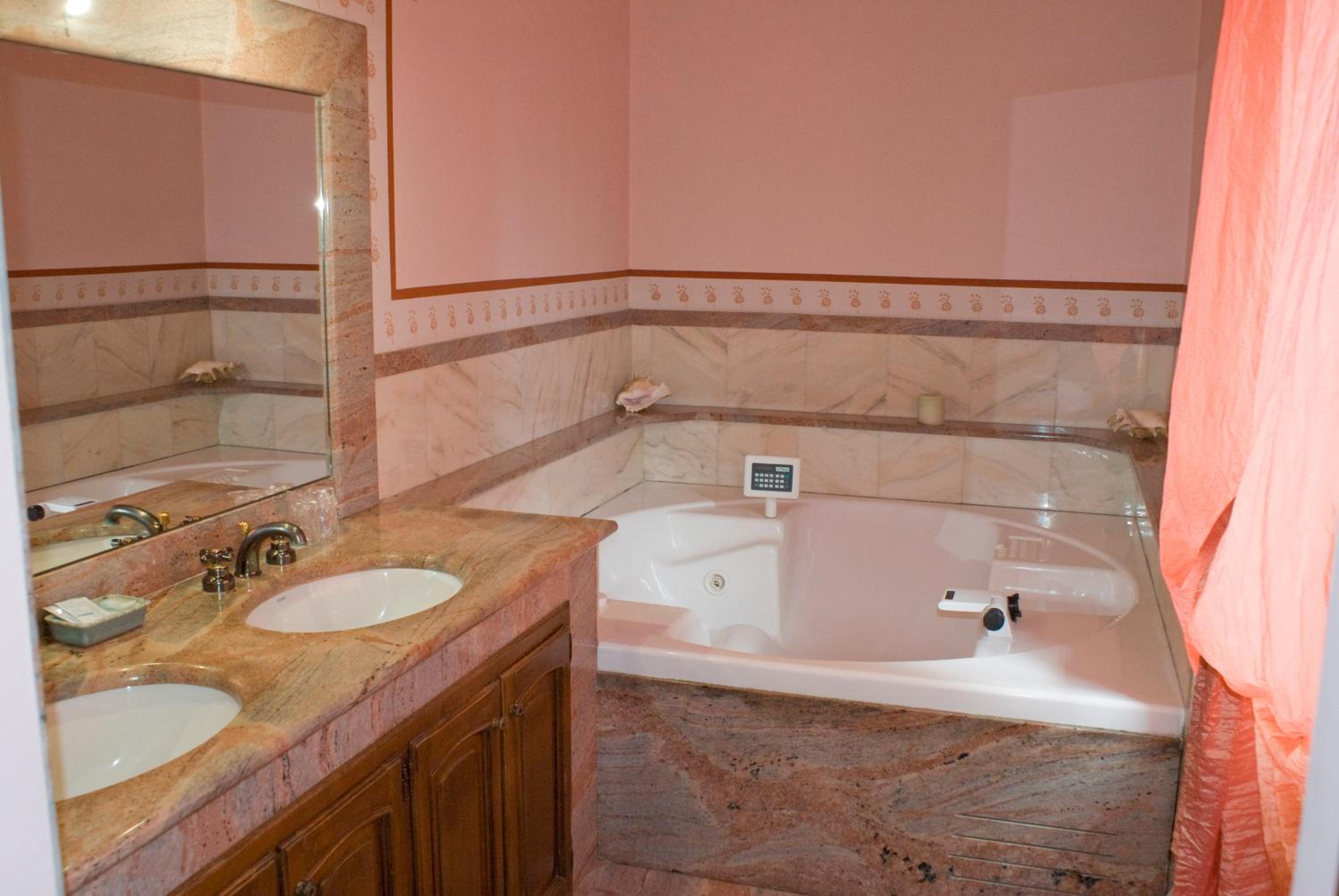 Queen Suite With Spa Bath photo 2