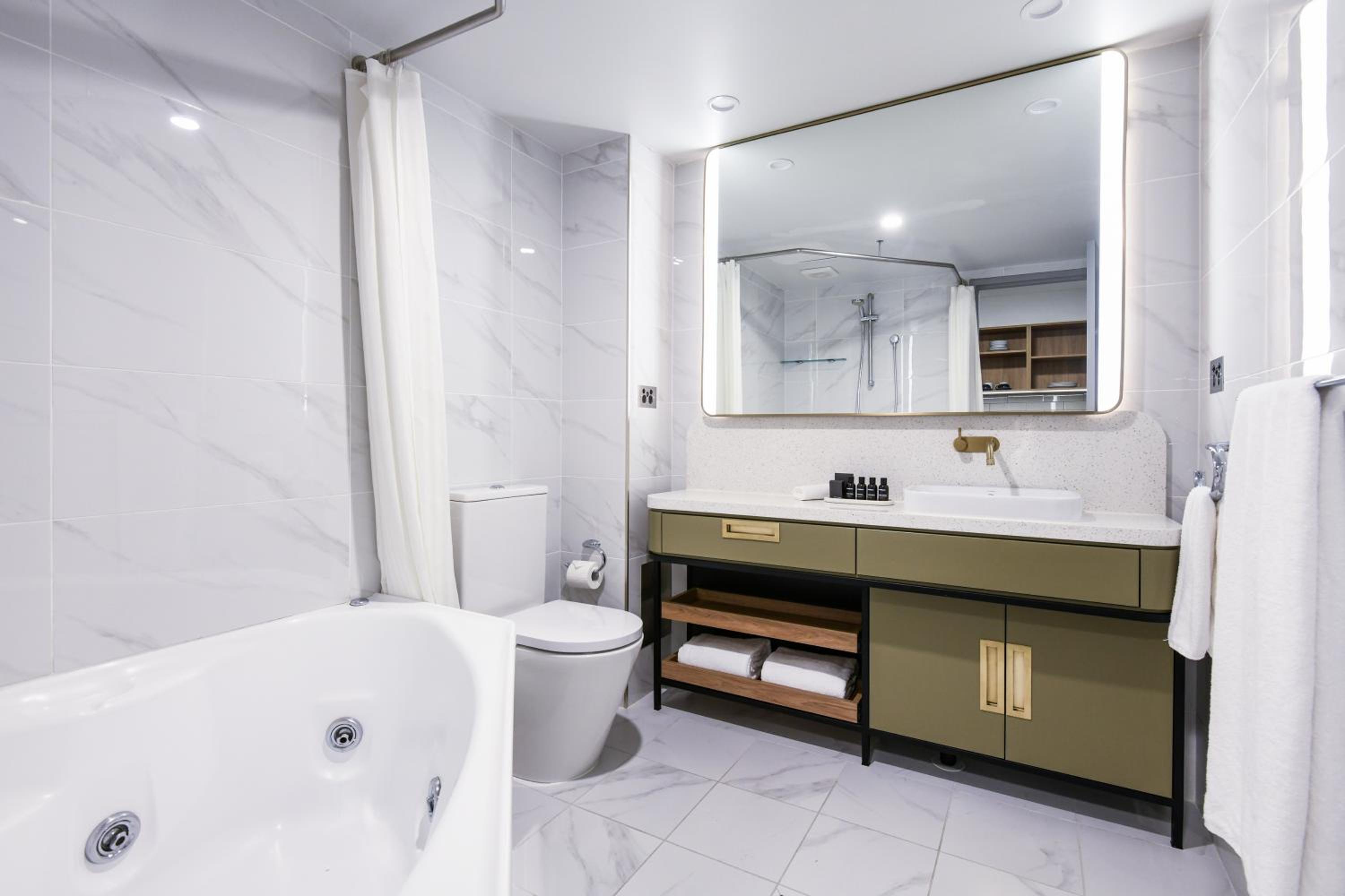 One Bedroom Kitchen Spa Apartment - Photo 4