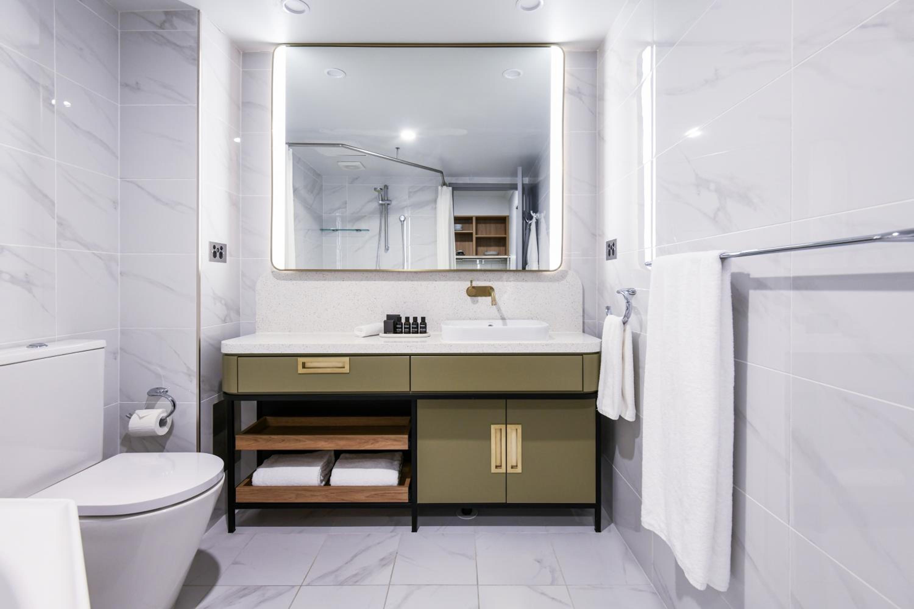 One Bedroom Kitchen Spa Apartment - Photo 3