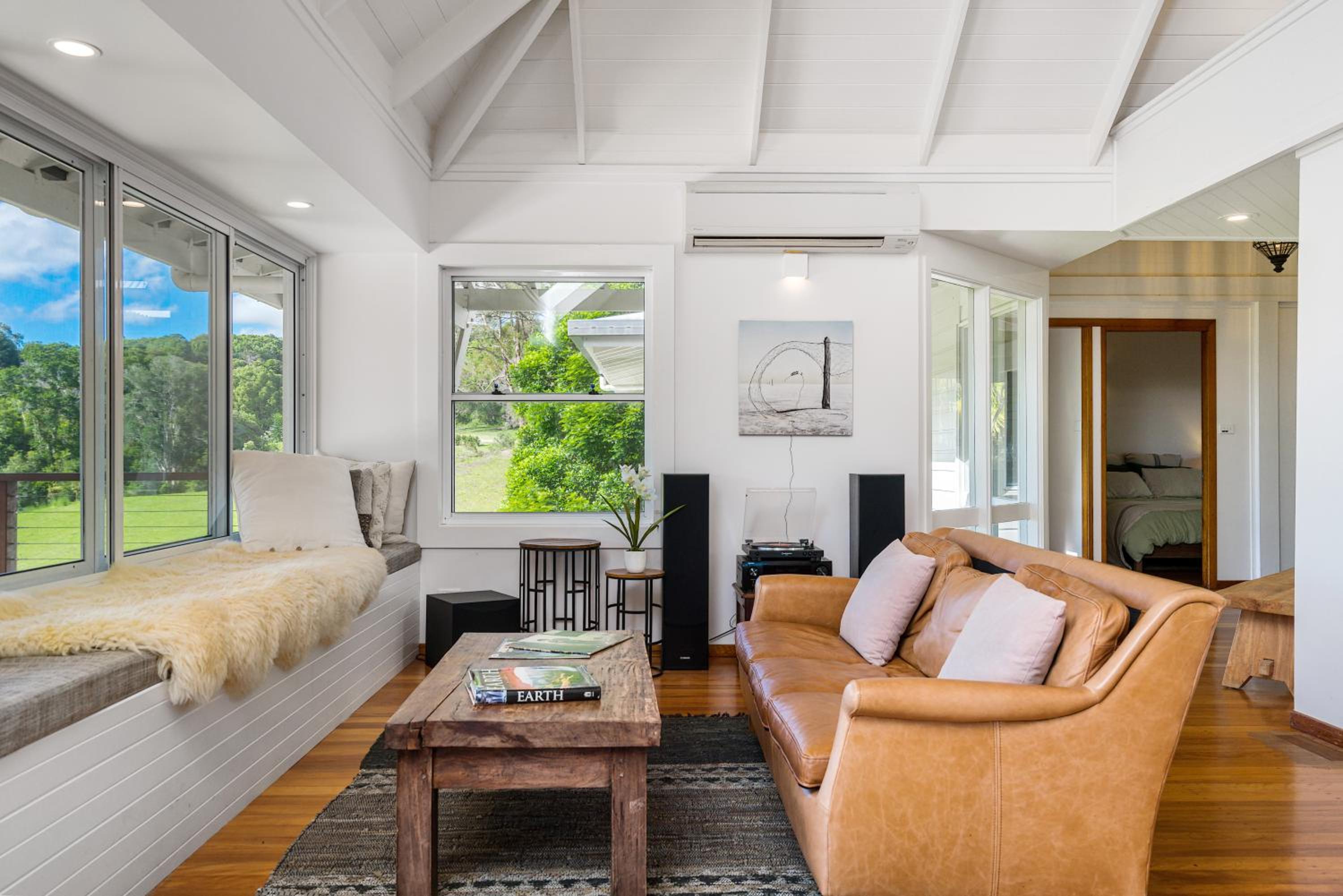 Five-Bedroom House photo 1