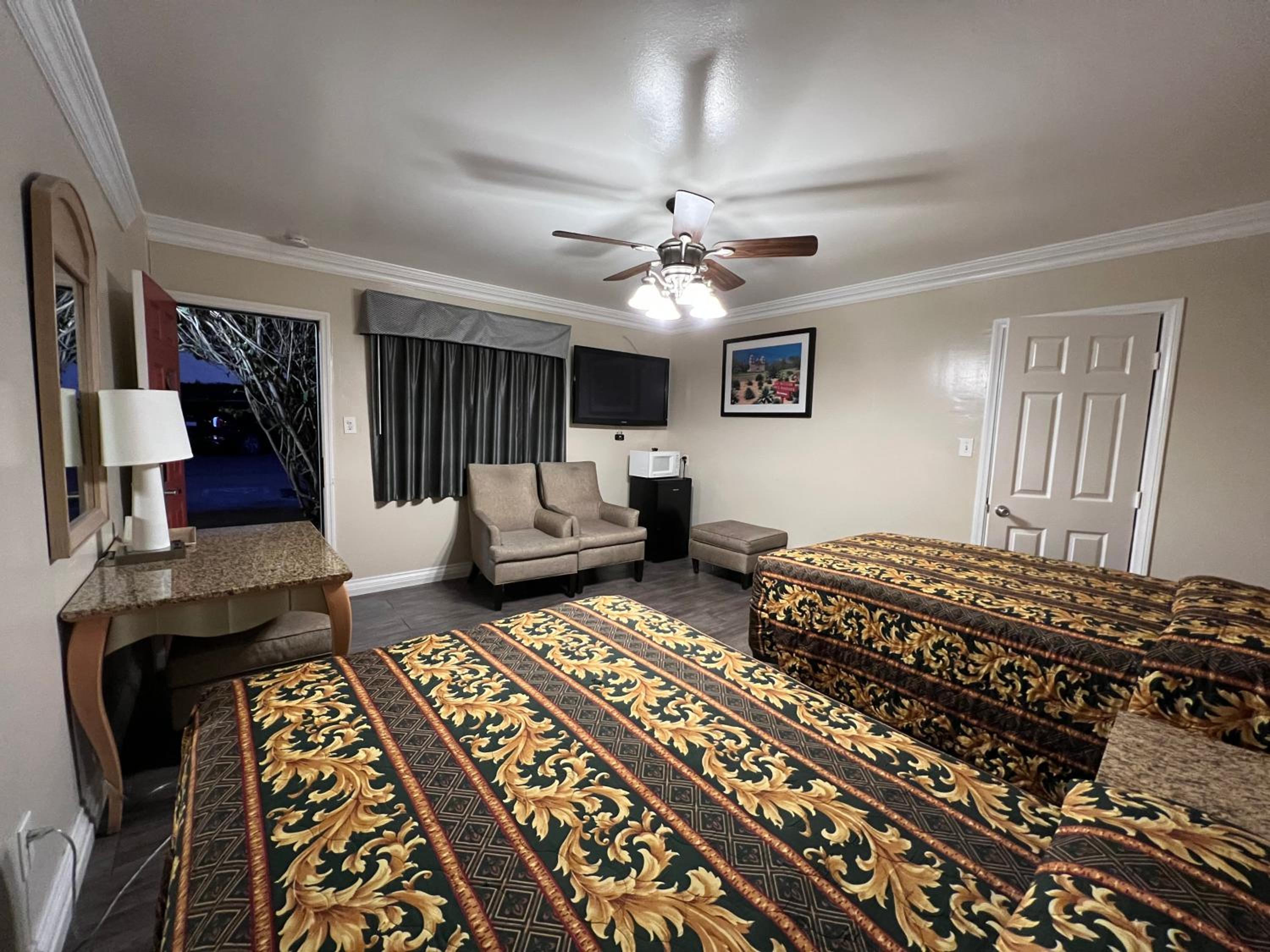 Standard Room with Two Double Beds photo 3