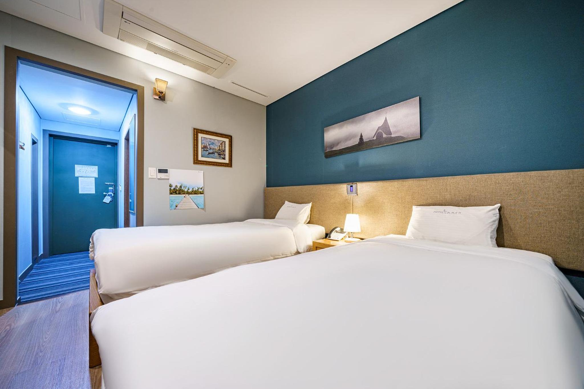 Small Twin Room - Photo 9