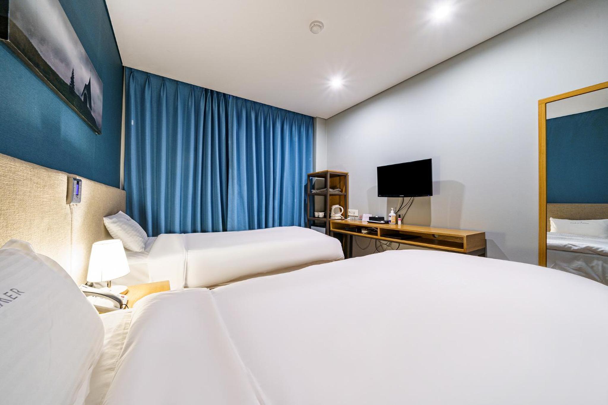Small Twin Room - Photo 7