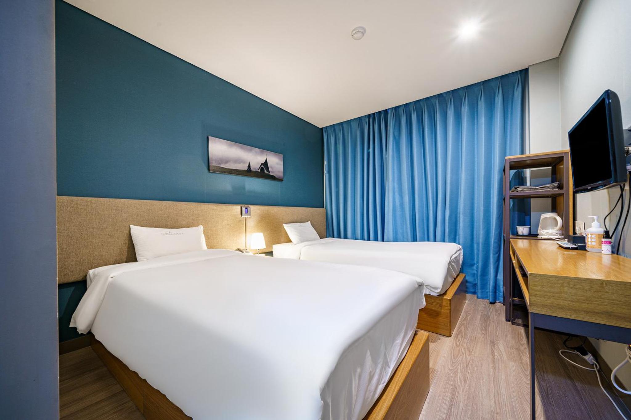 Small Twin Room - Photo 10