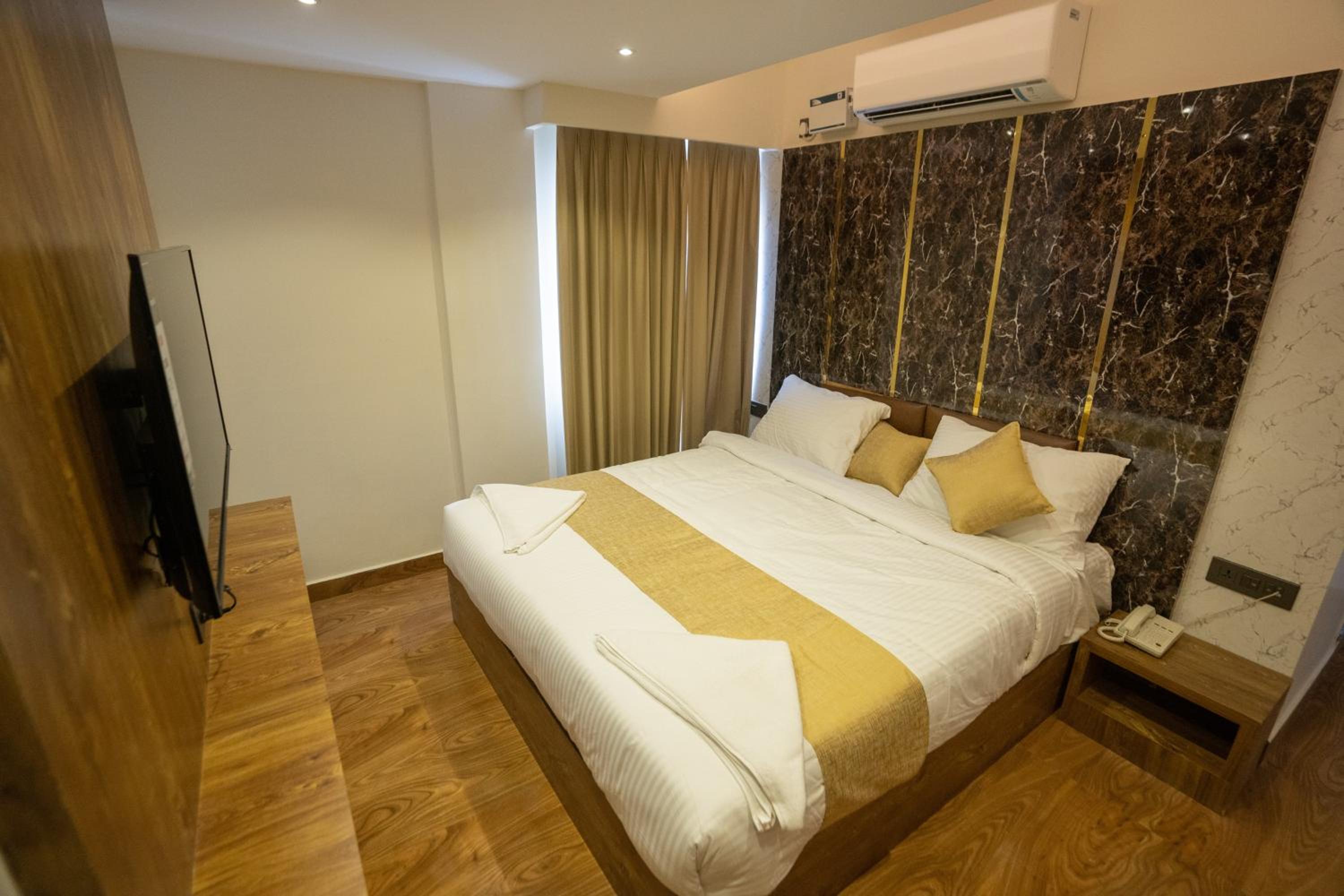 Standard Queen Room