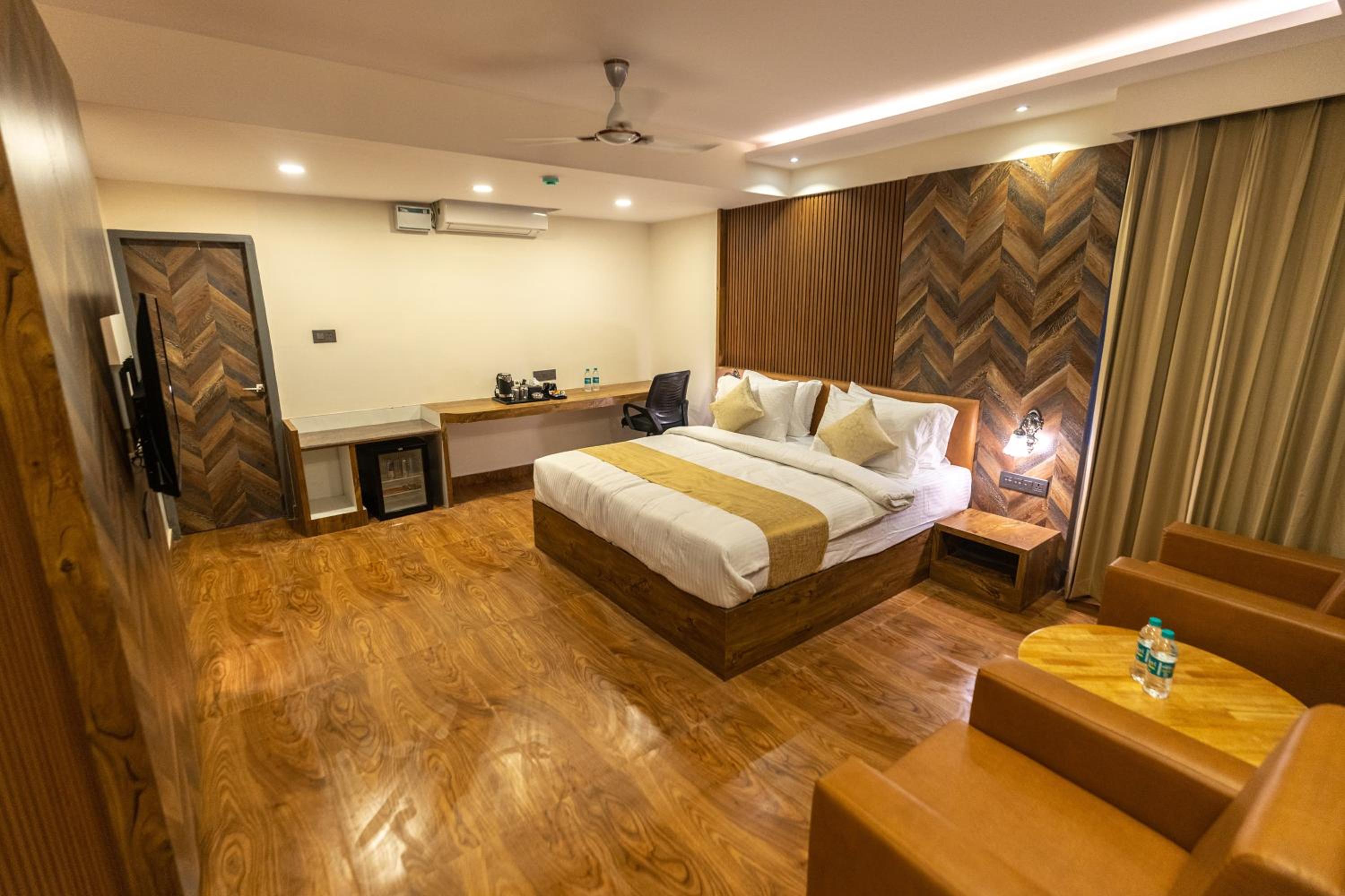 Suite - Photo 1