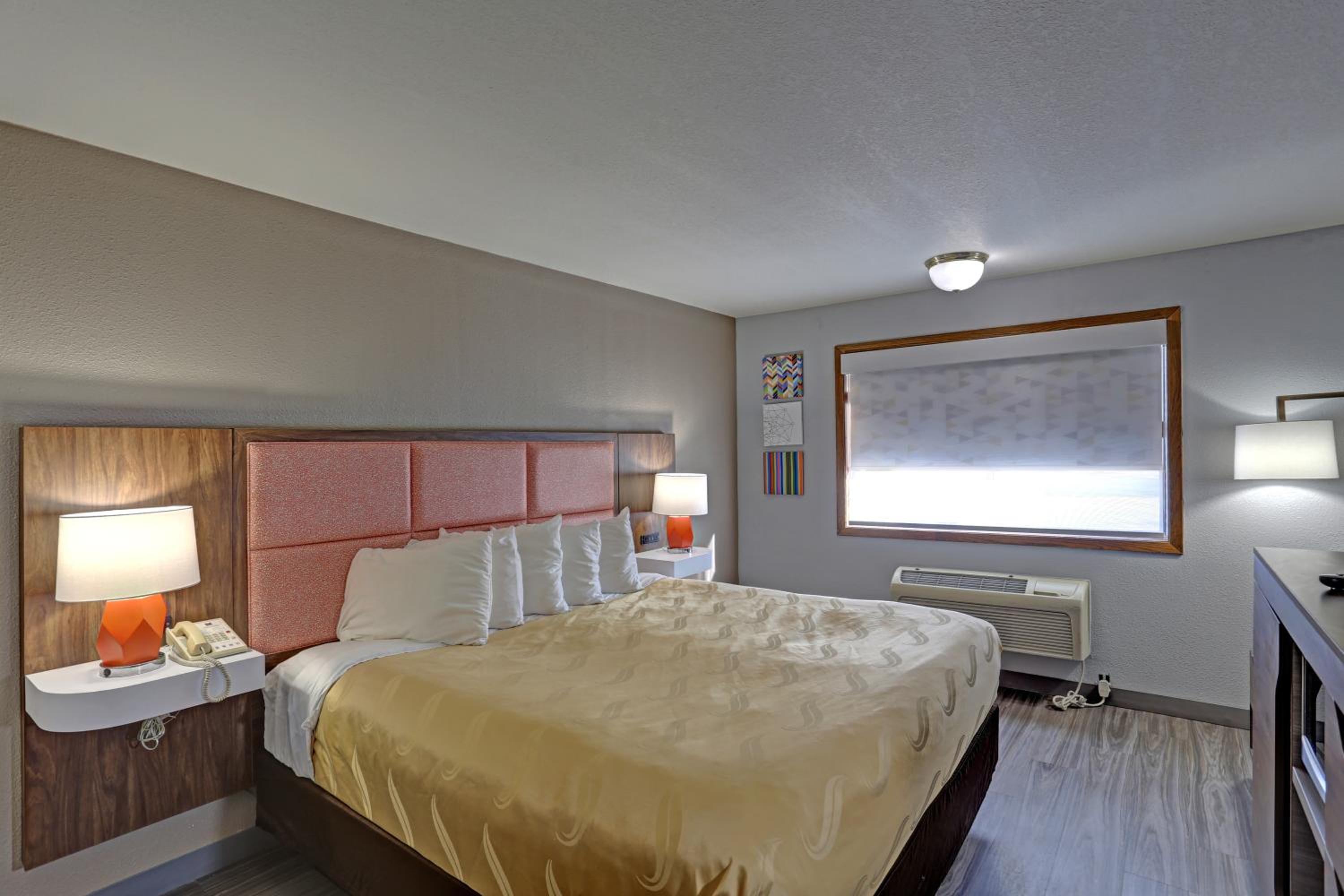 King Room - Non-Smoking photo 2