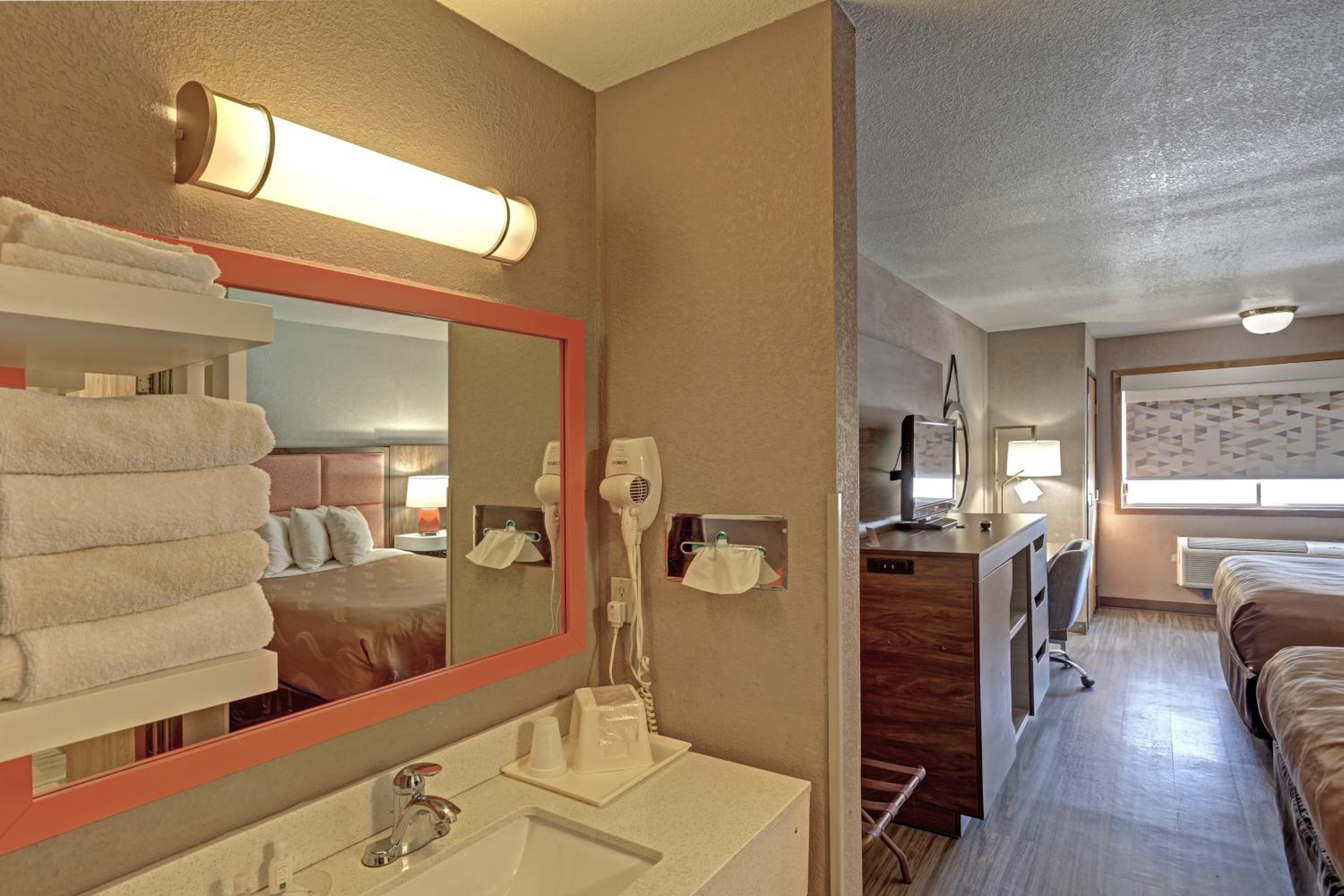 Queen Room with Two Queen Beds - Non-Smoking photo 3