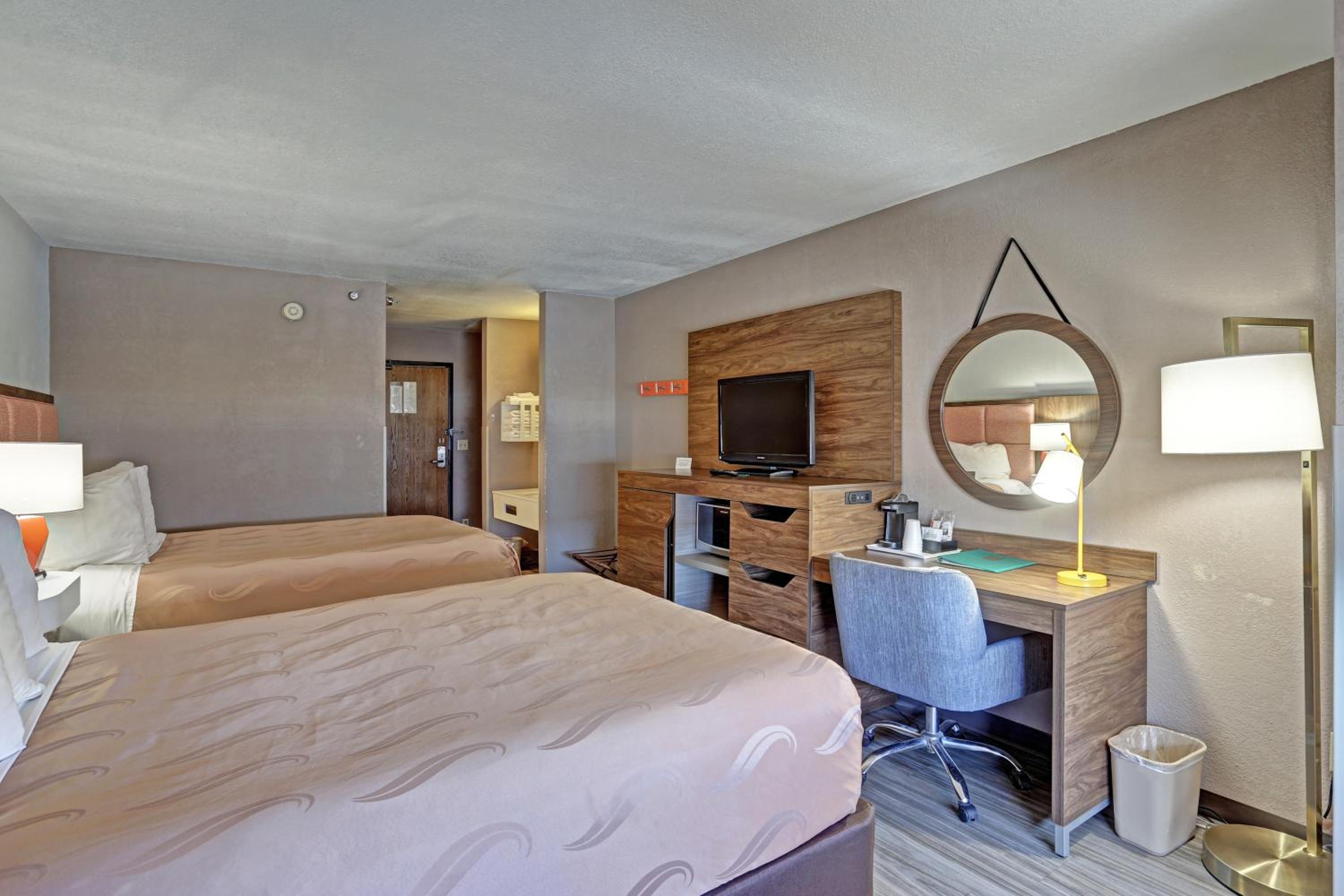 Queen Room with Two Queen Beds - Non-Smoking photo 2