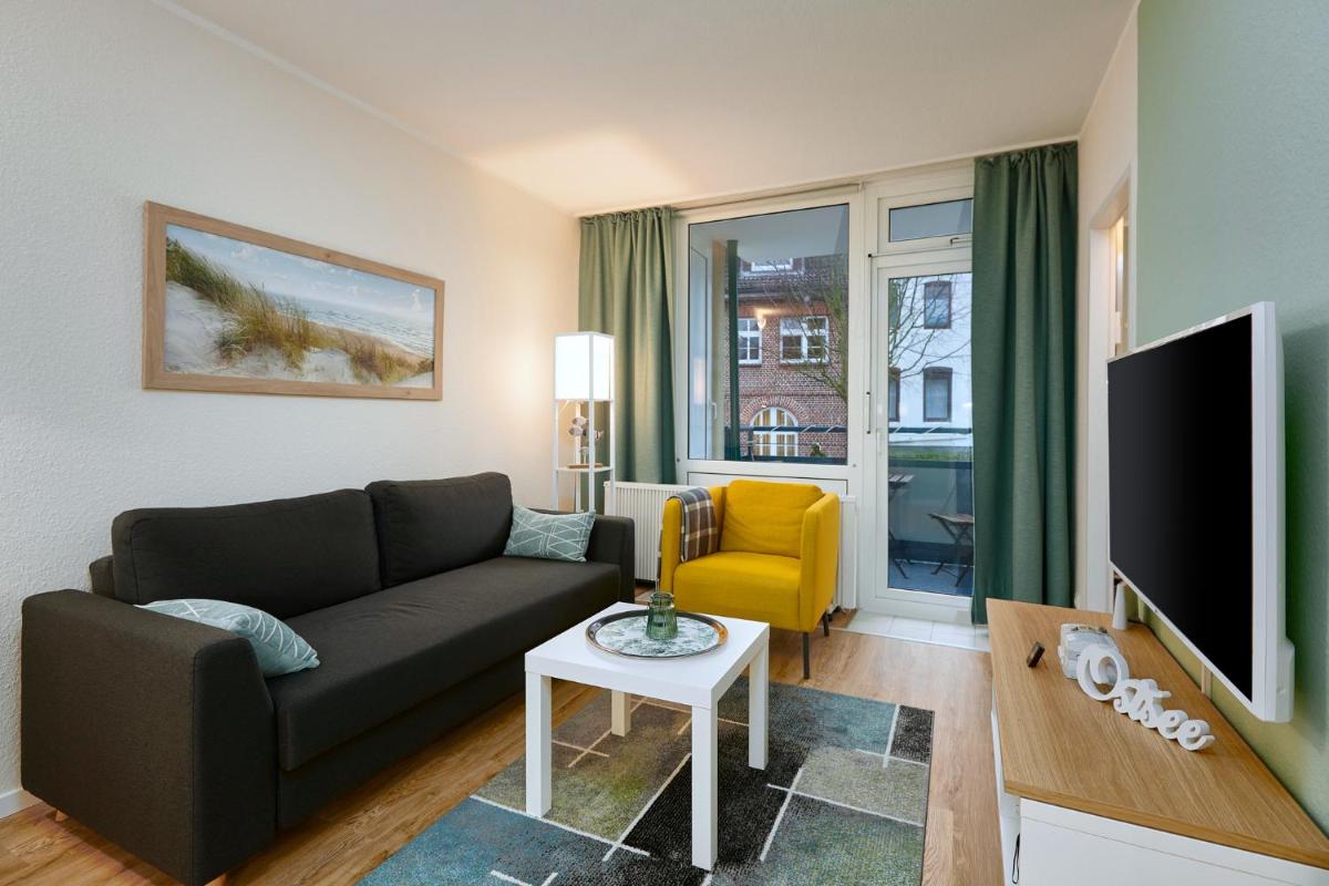 Apartment with Balcony photo 2