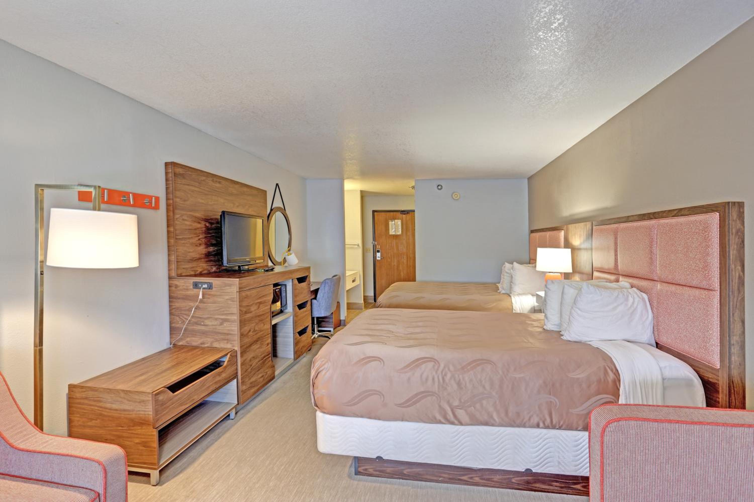 Queen Suite with Two Queen Beds - Non-Smoking photo 3