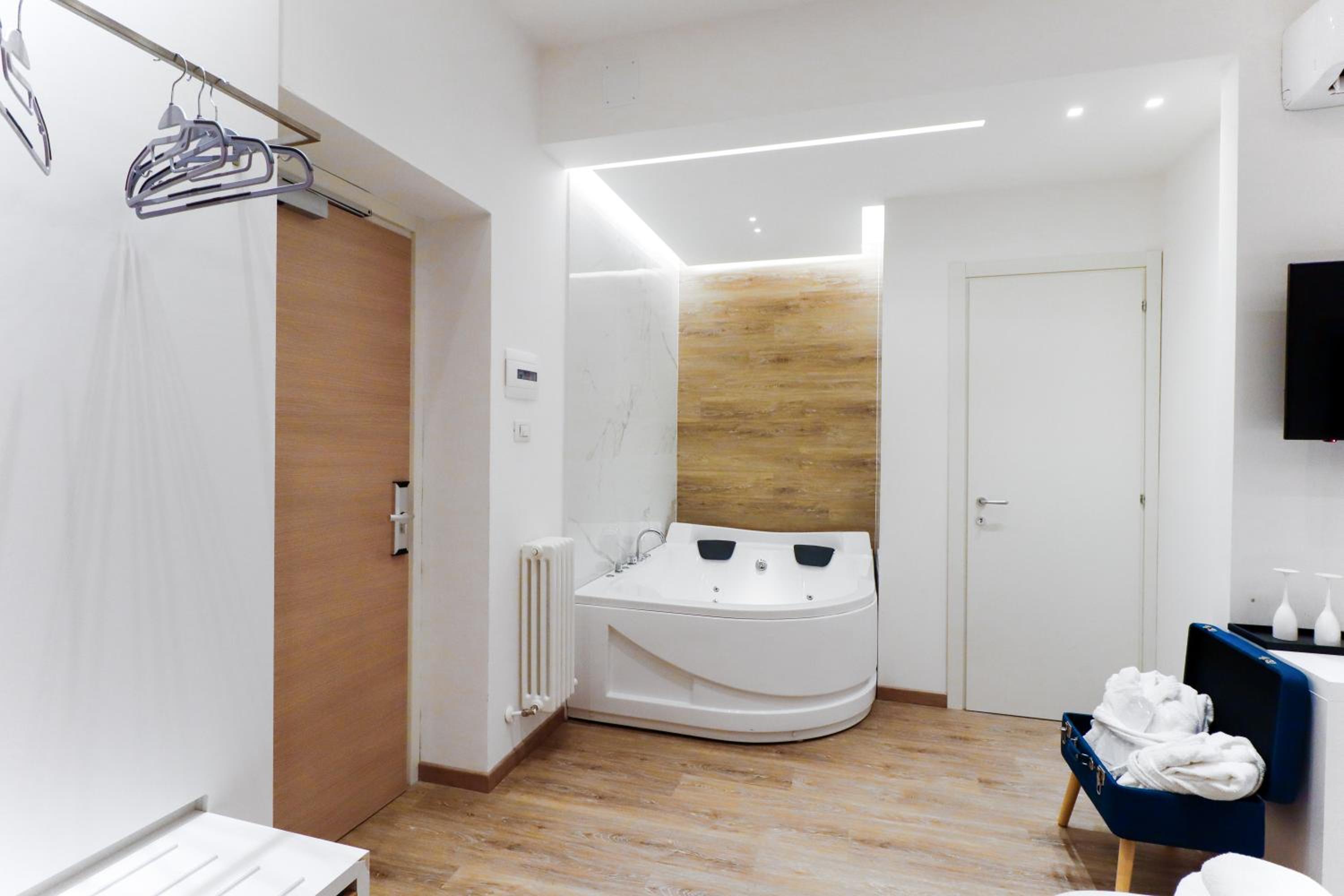 King Room with Spa Bath - Photo 4