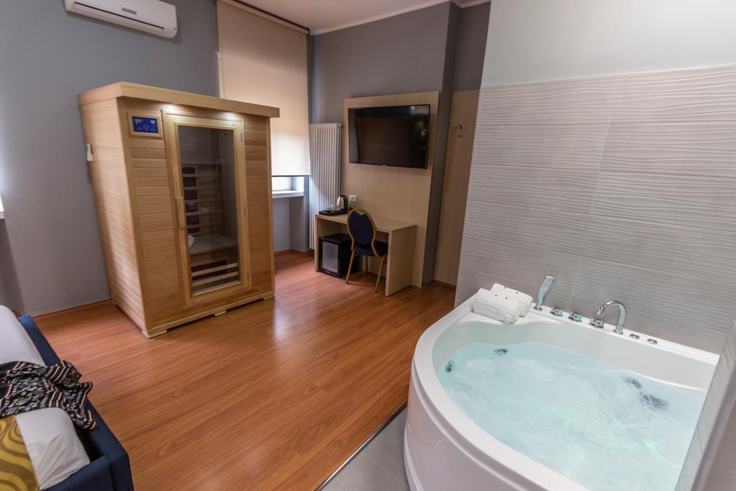 King Room with Spa Bath - Photo 2