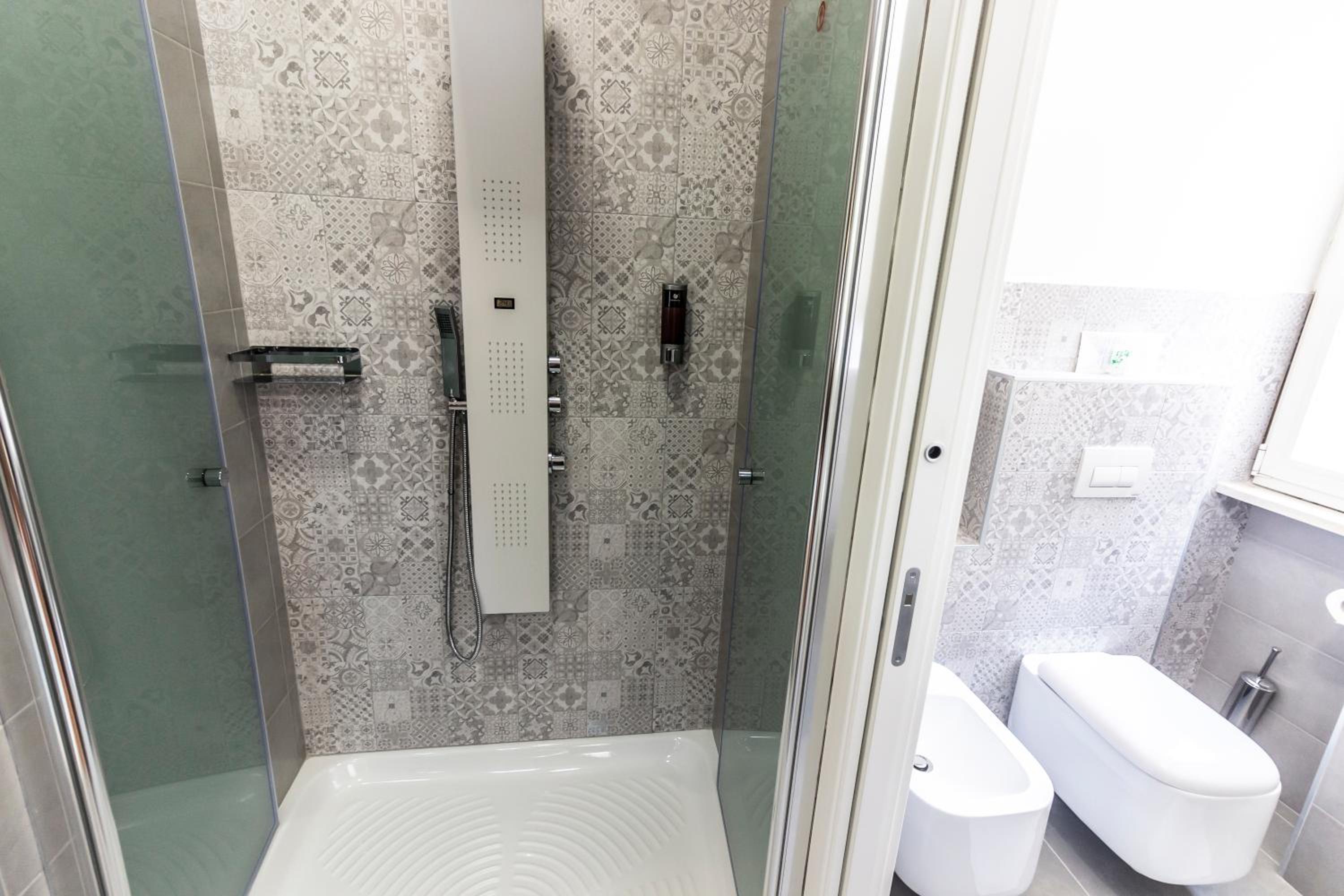 King Room with Spa Bath - Photo 7
