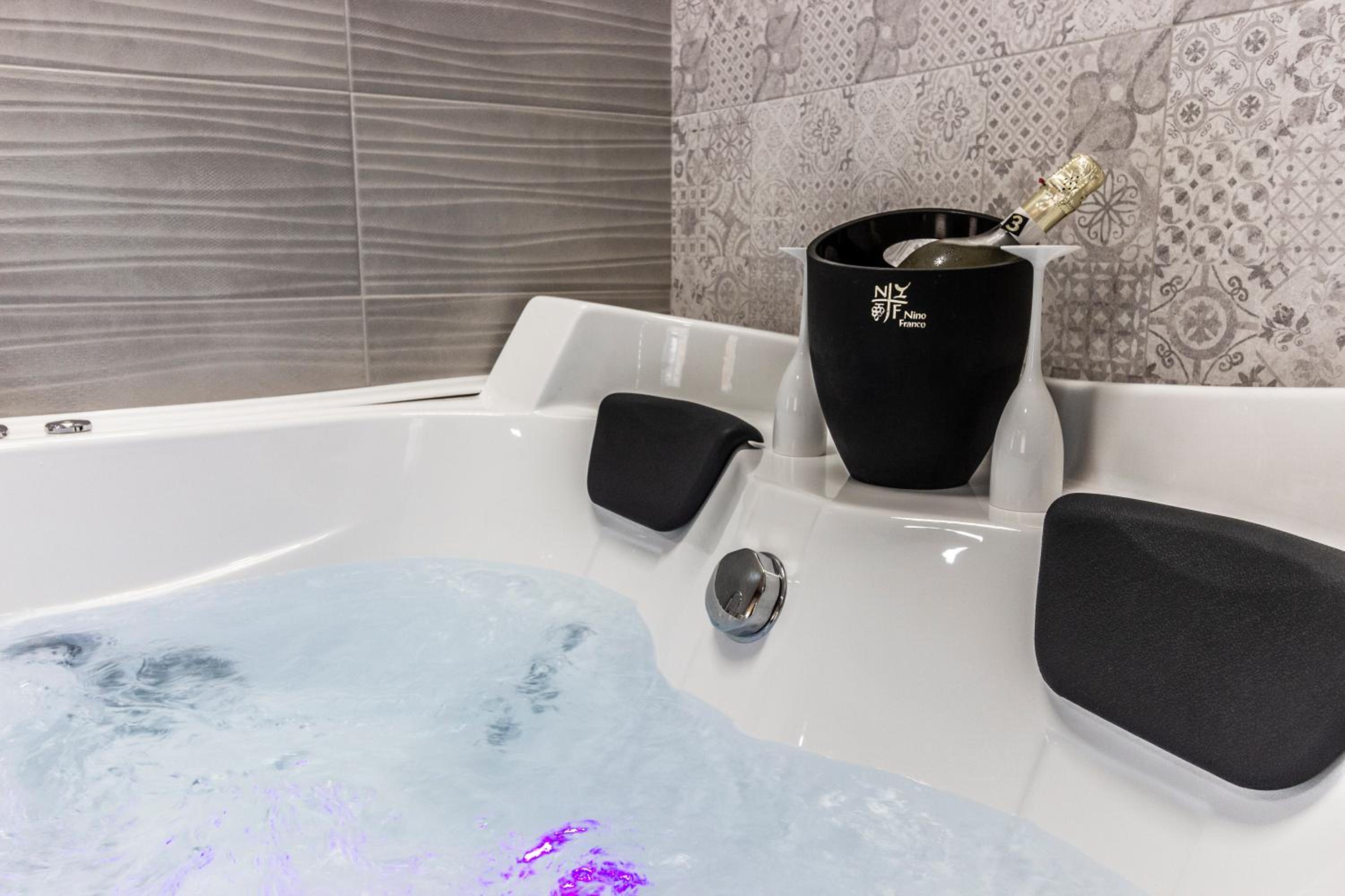 King Room with Spa Bath - Photo 3