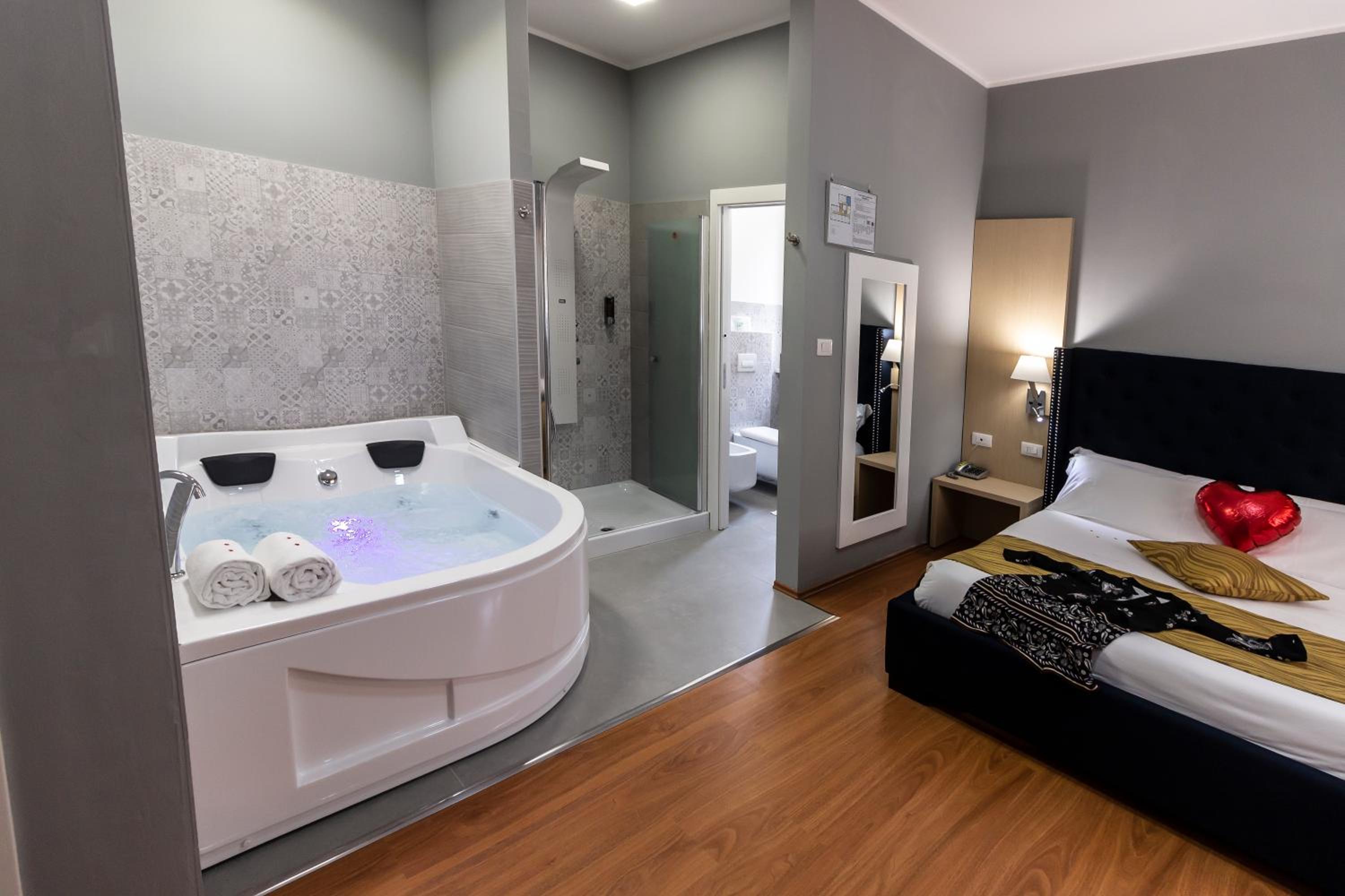King Room with Spa Bath - Photo 6