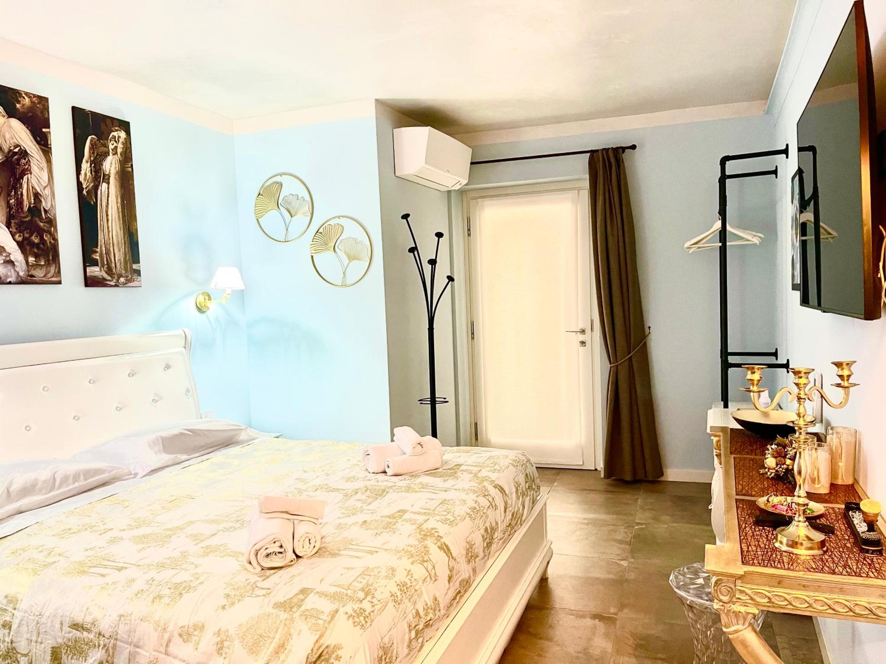 Suite with Spa Access - Photo 9