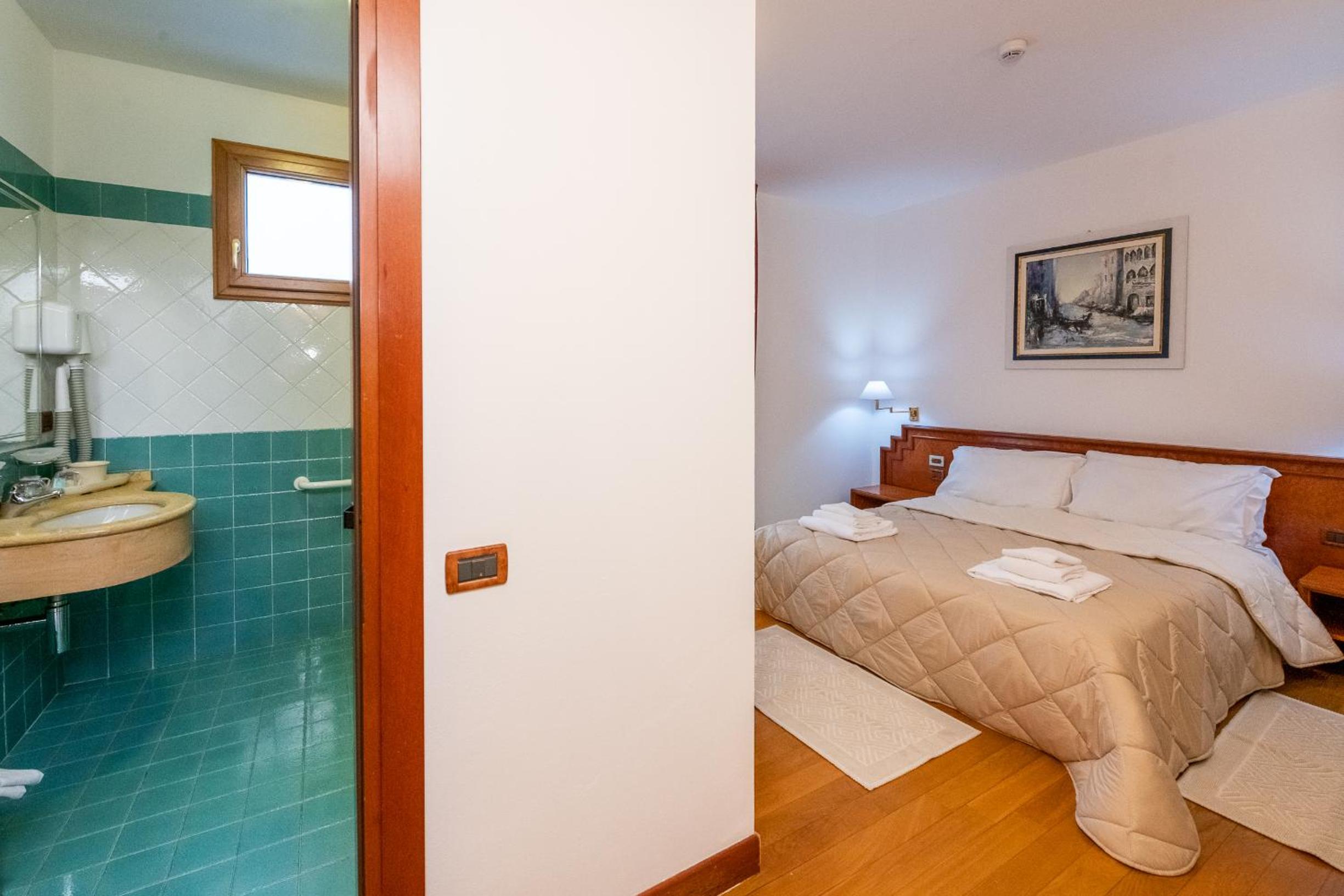 Double Room with Balcony photo 3