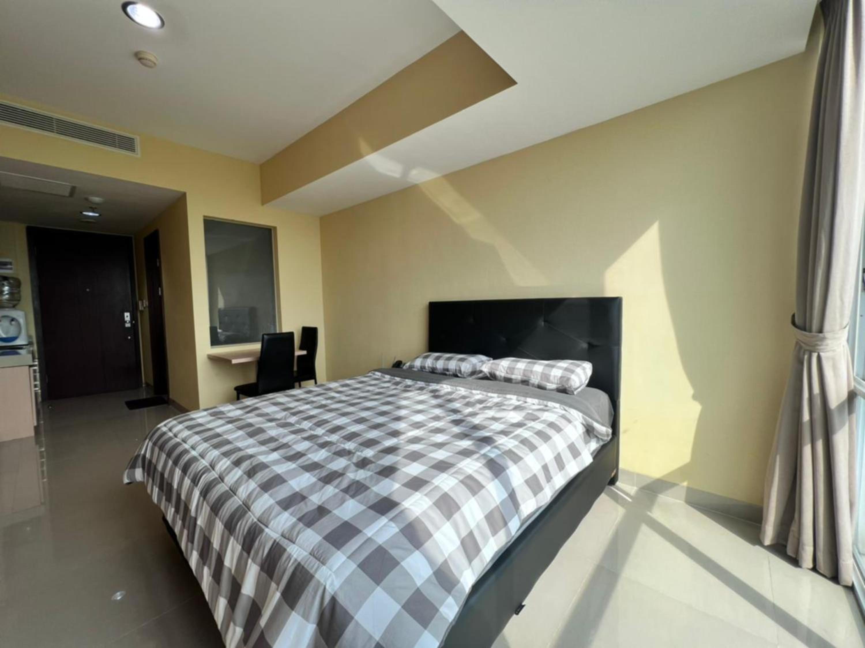 One-Bedroom Apartment - Photo 2