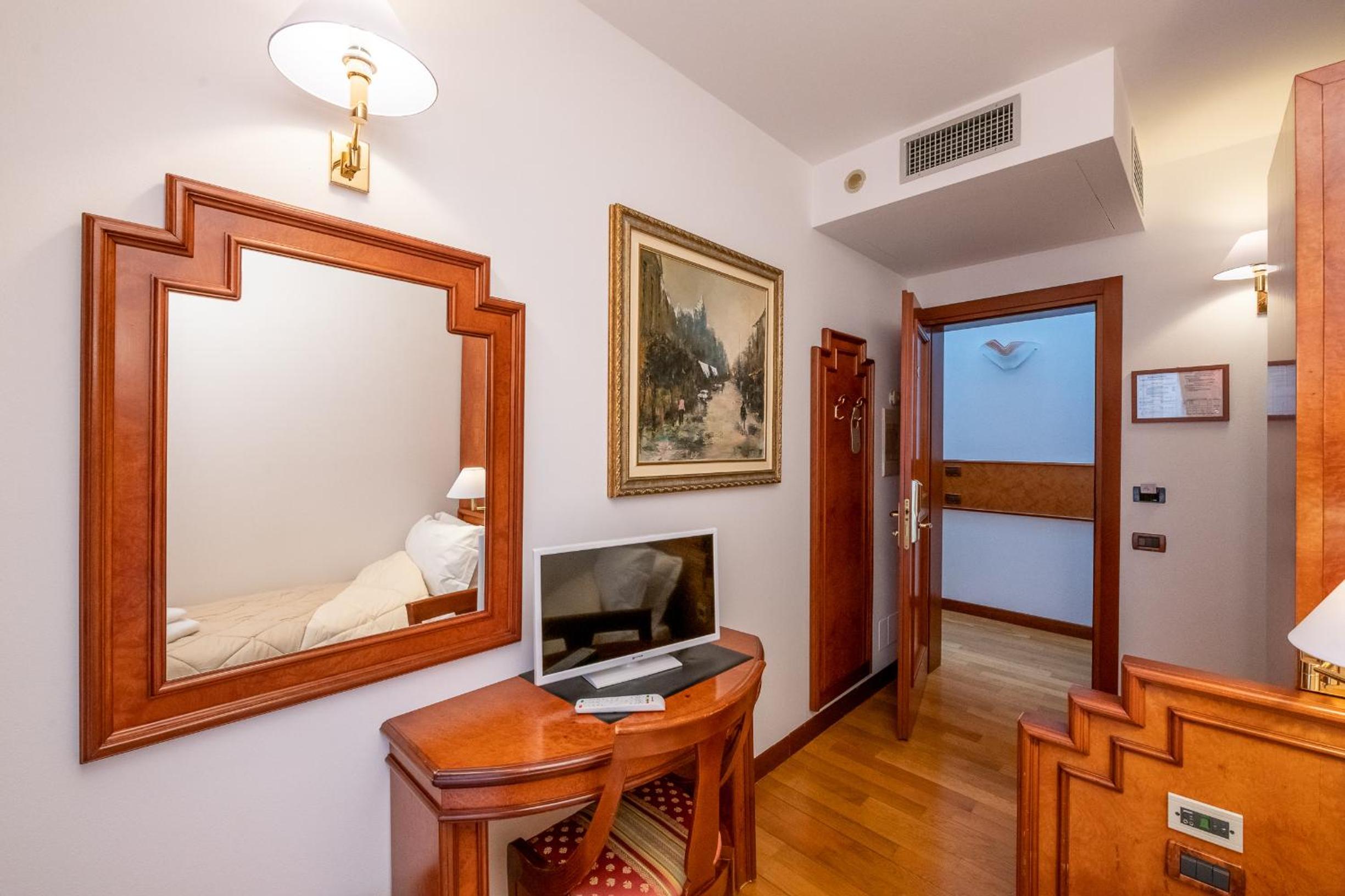 Single Room with Balcony photo 2