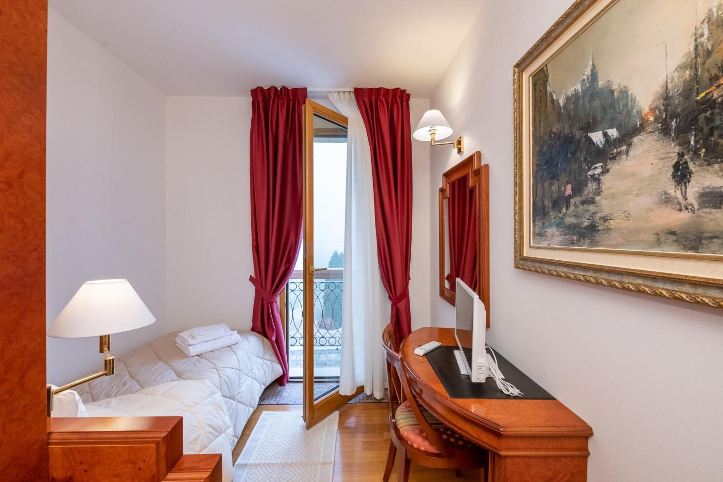 Single Room with Balcony photo 3