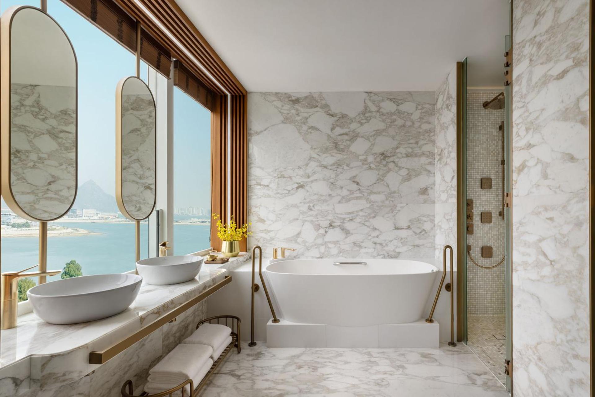 Sunset Suite -  1 King Size Bed, Lounge Access, Corner Suite with panoramic view photo 3
