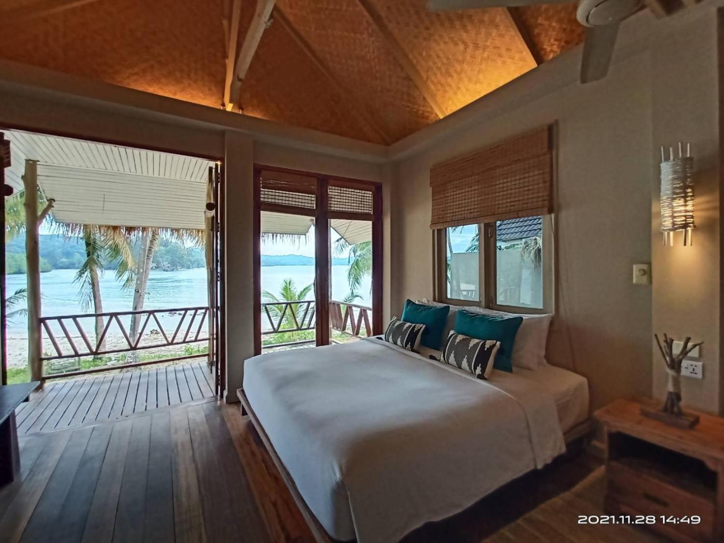 Beachfront Villa - Photo 5