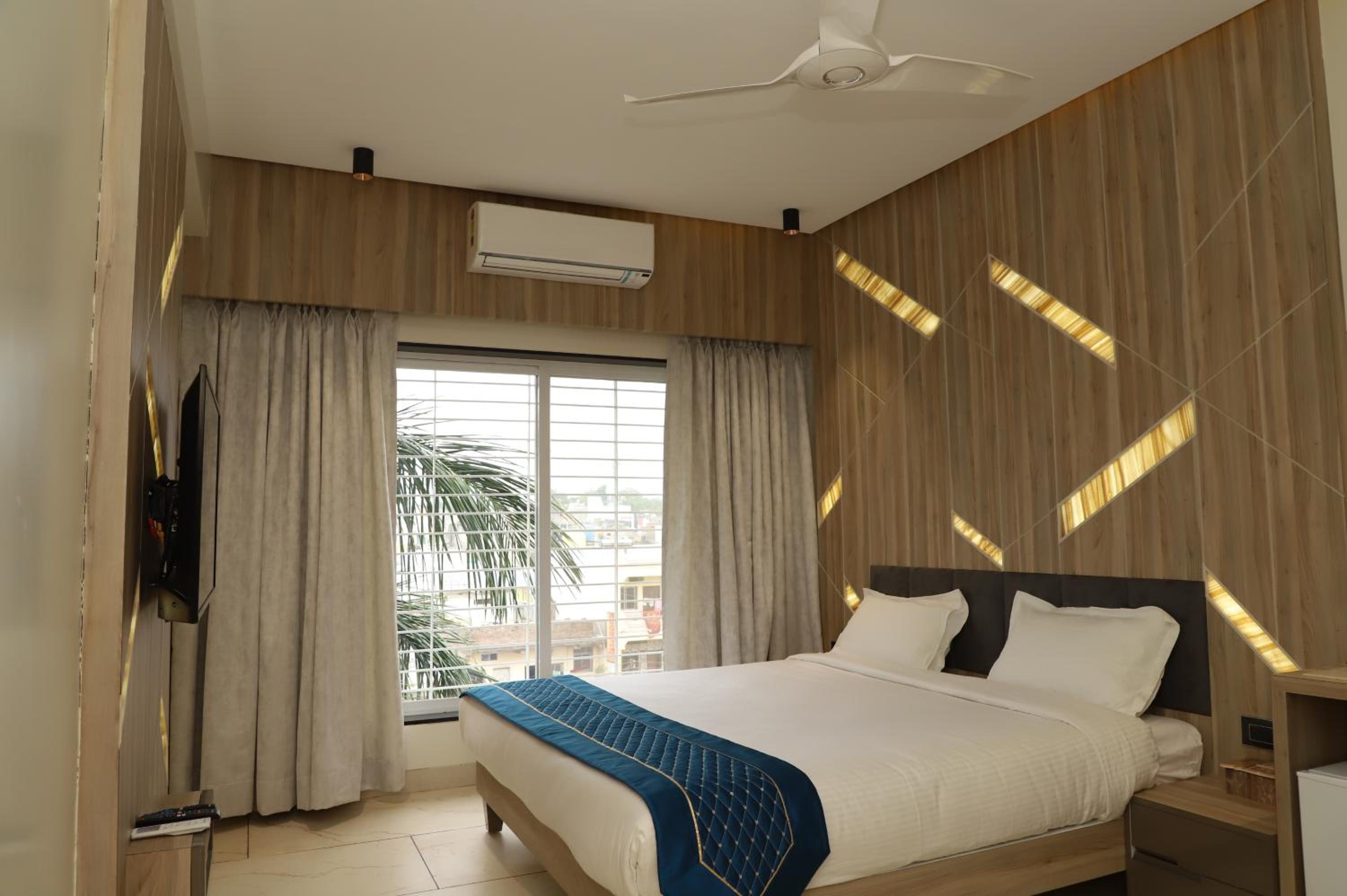 Executive Suite - Photo 15