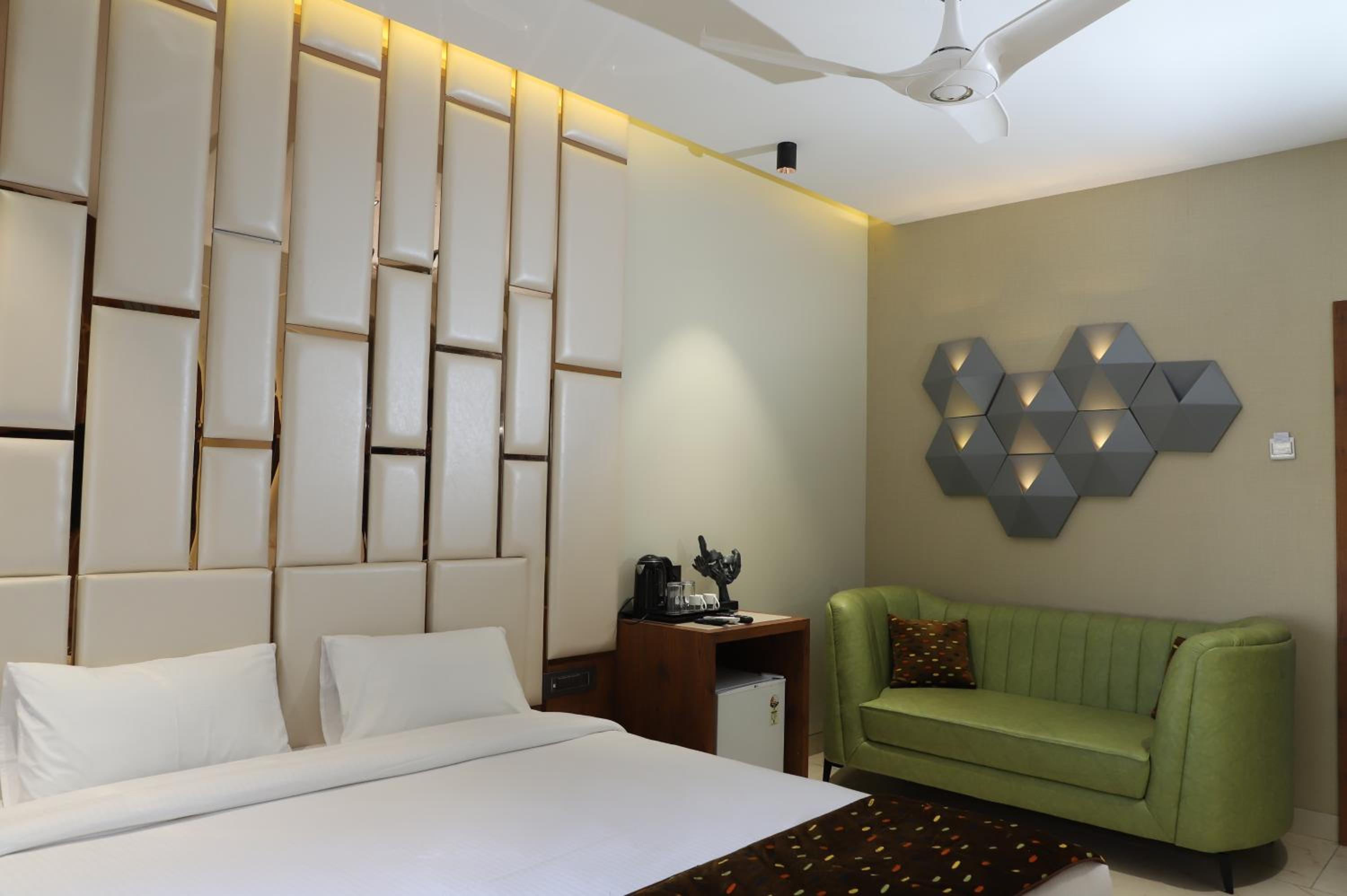 Executive Suite - Photo 2