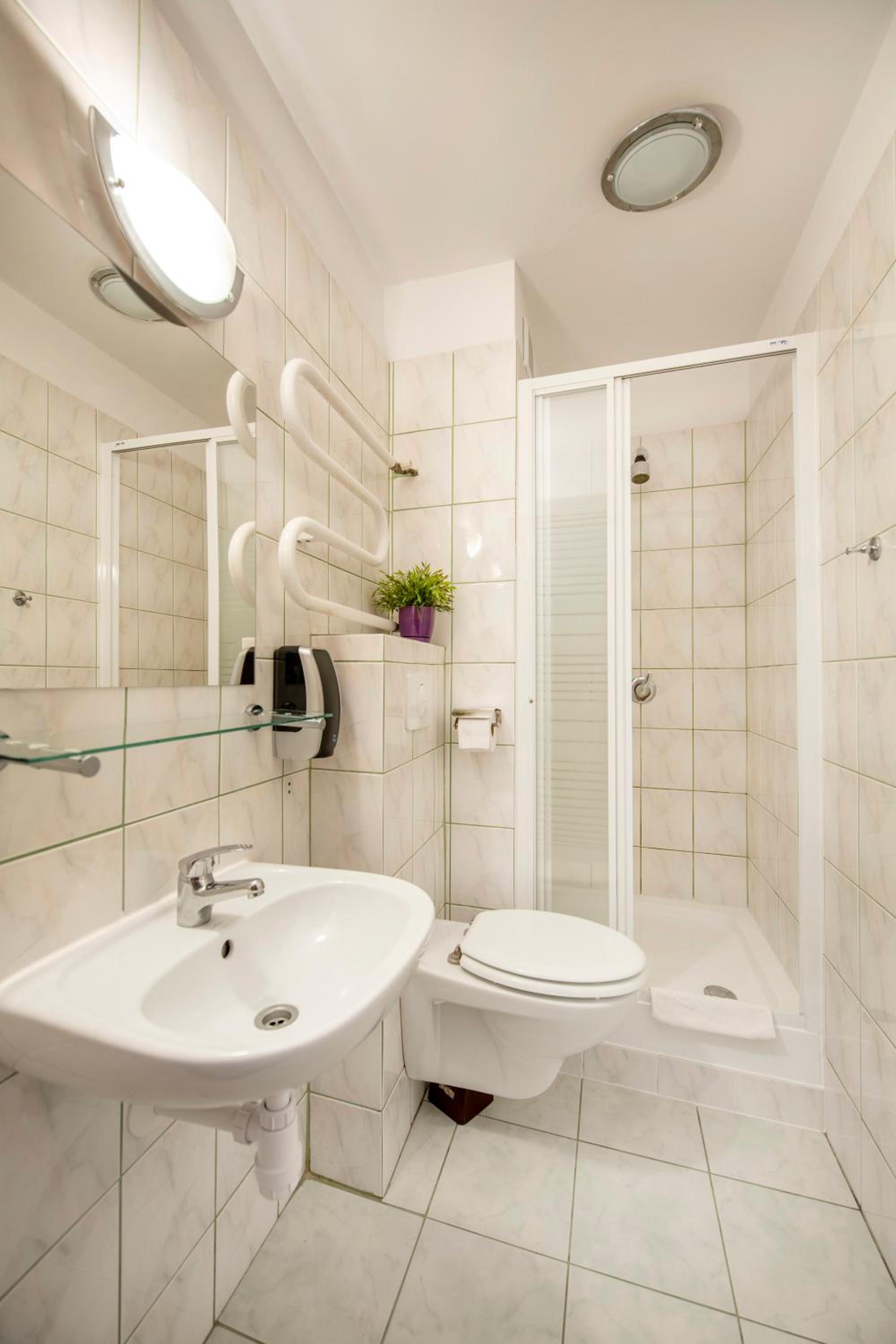 Quadruple Room with Bathroom - Photo 2
