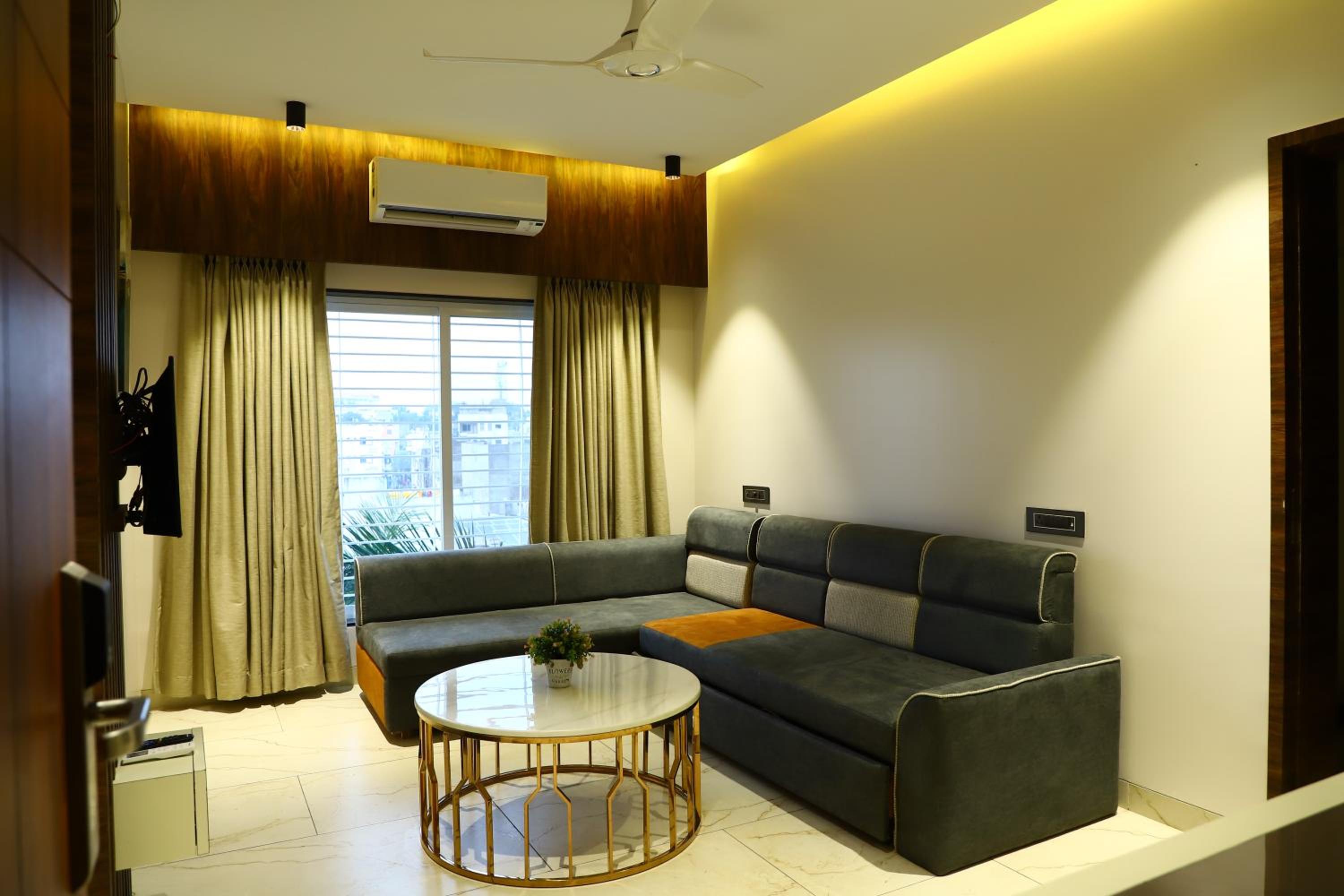 Executive Suite - Photo 13